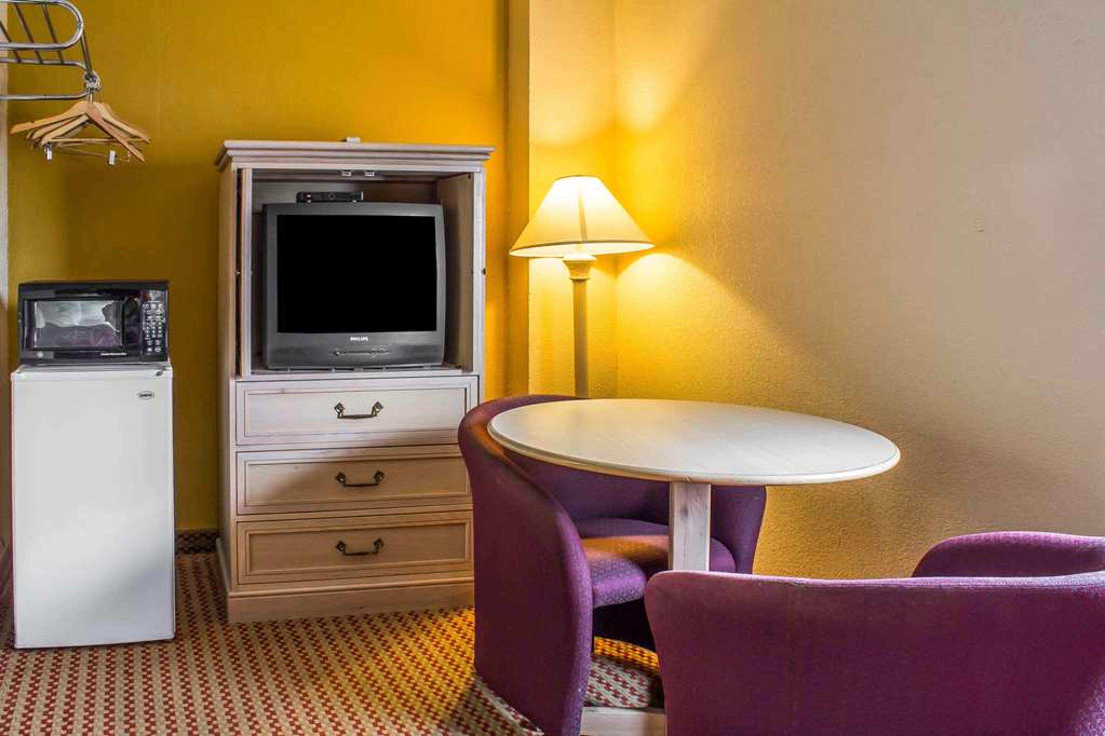 ECONO LODGE  INN AND SUITES