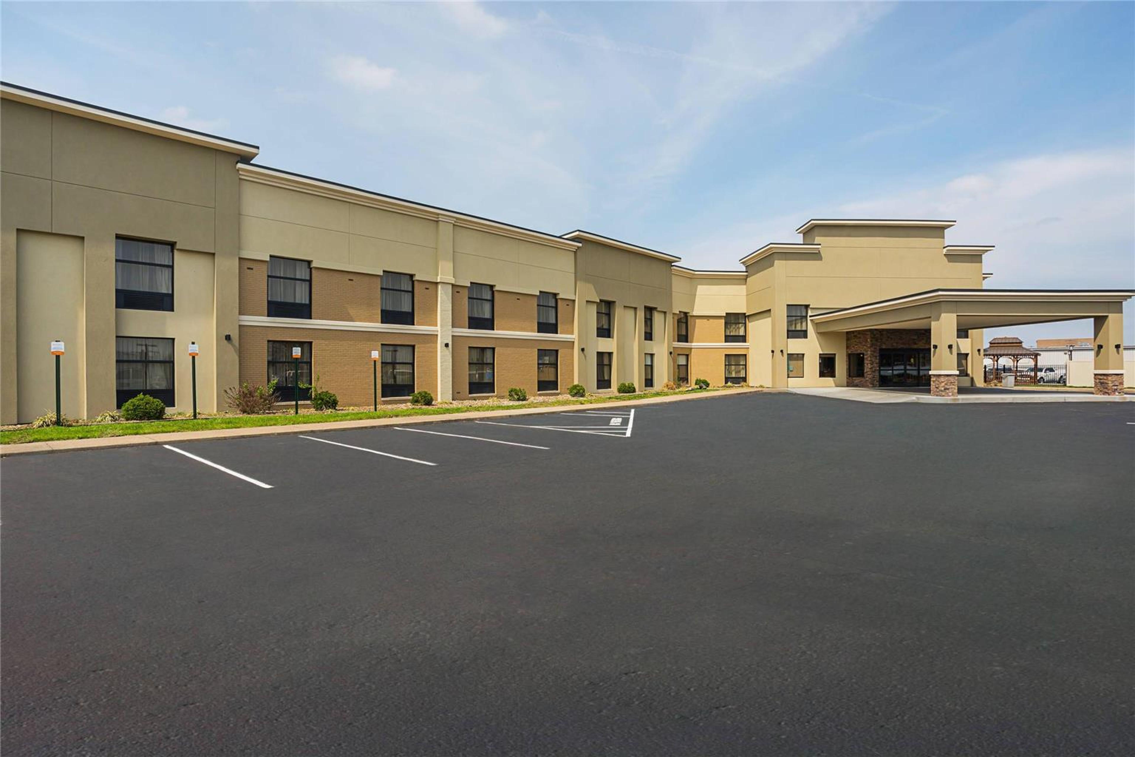 CLARION INN & SUITES