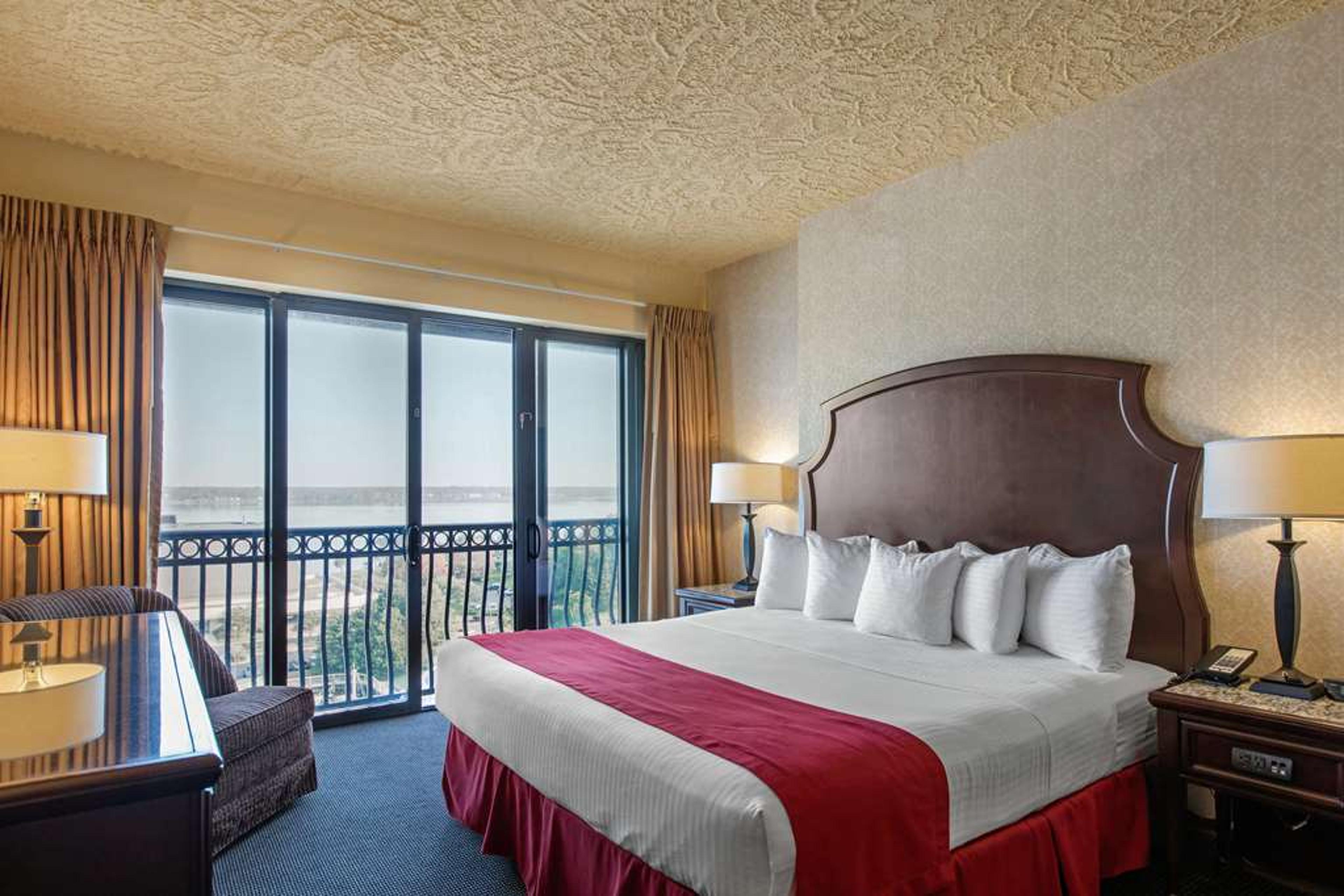 SHORELINE INN & CONFERENCE CENTER A