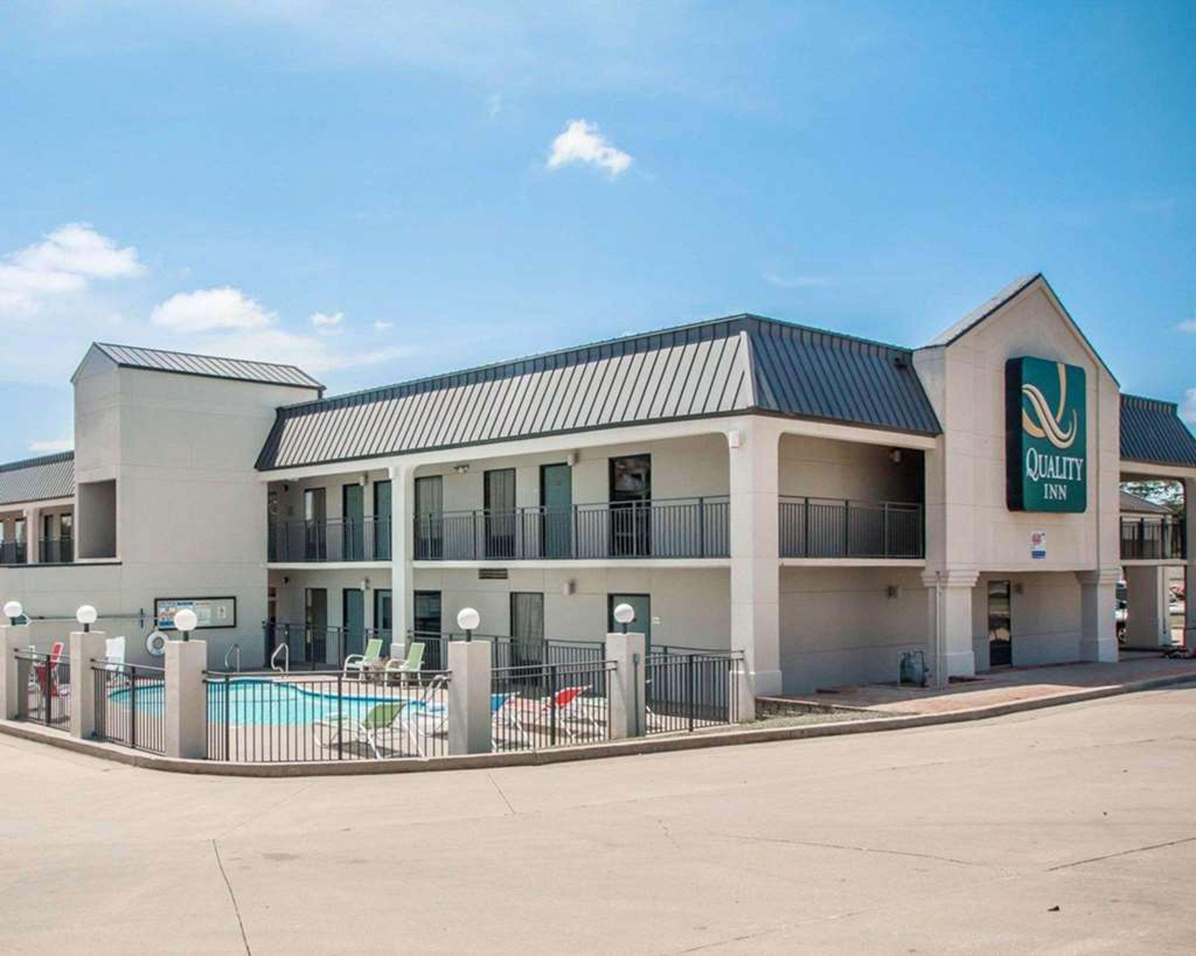 QUALITY INN US65 AND E BATTLEFIELD