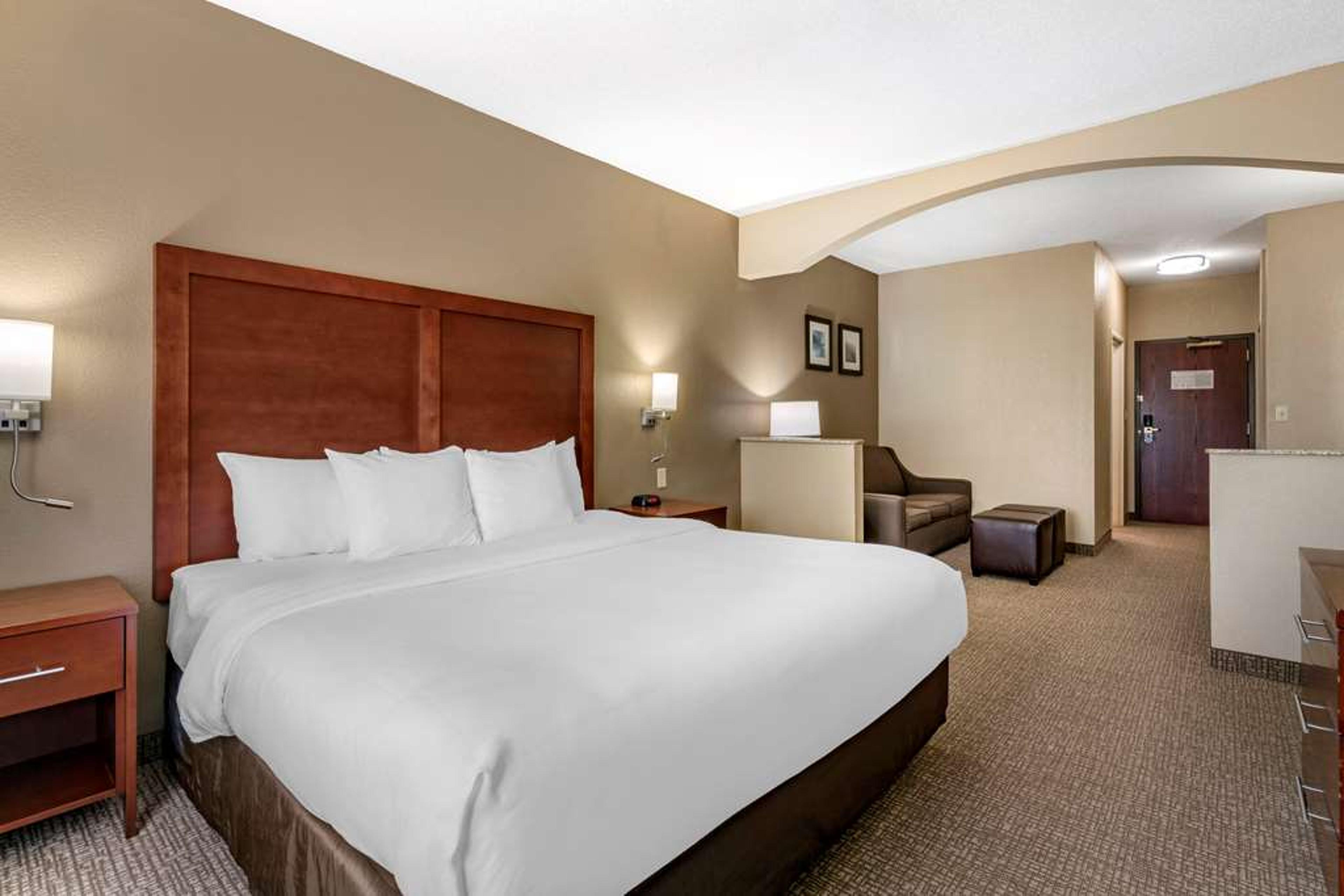 COMFORT INN AND SUITES ST LOUIS-O F