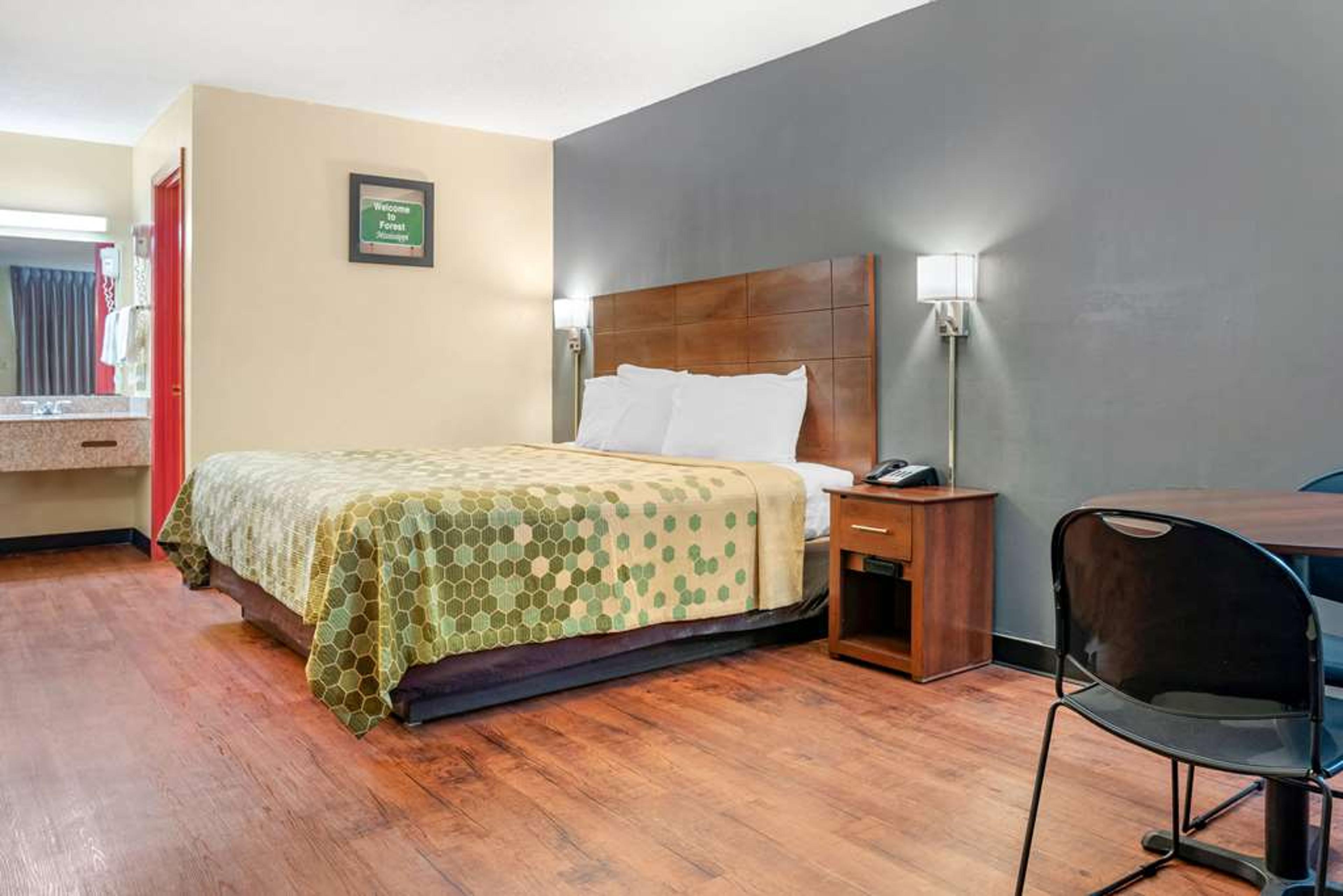 ECONO LODGE INN AND SUITES FOREST