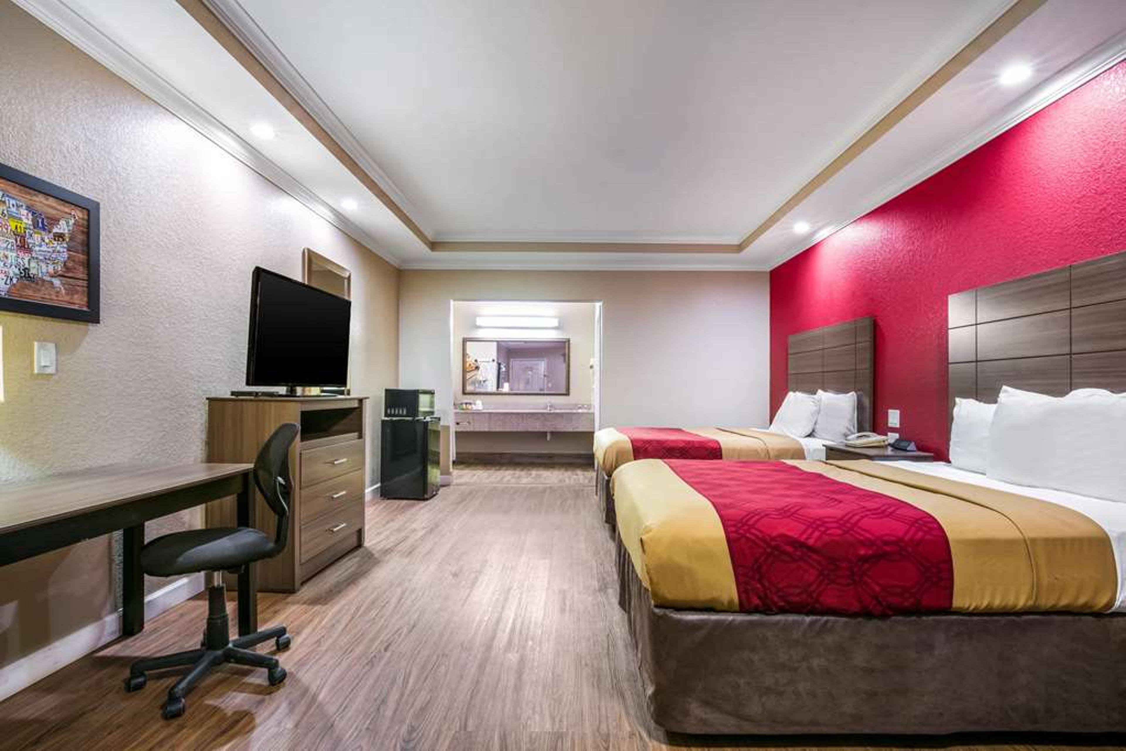 ECONO LODGE INN AND SUITES HORN LAK