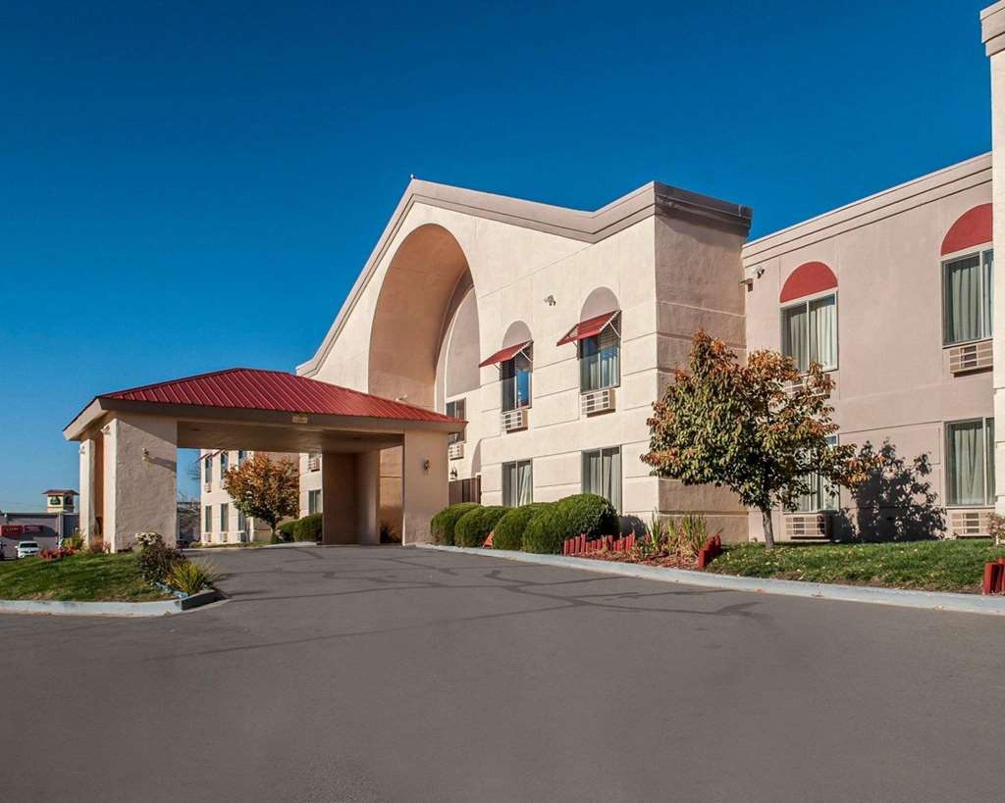QUALITY INN AND SUITES FARMINGTON