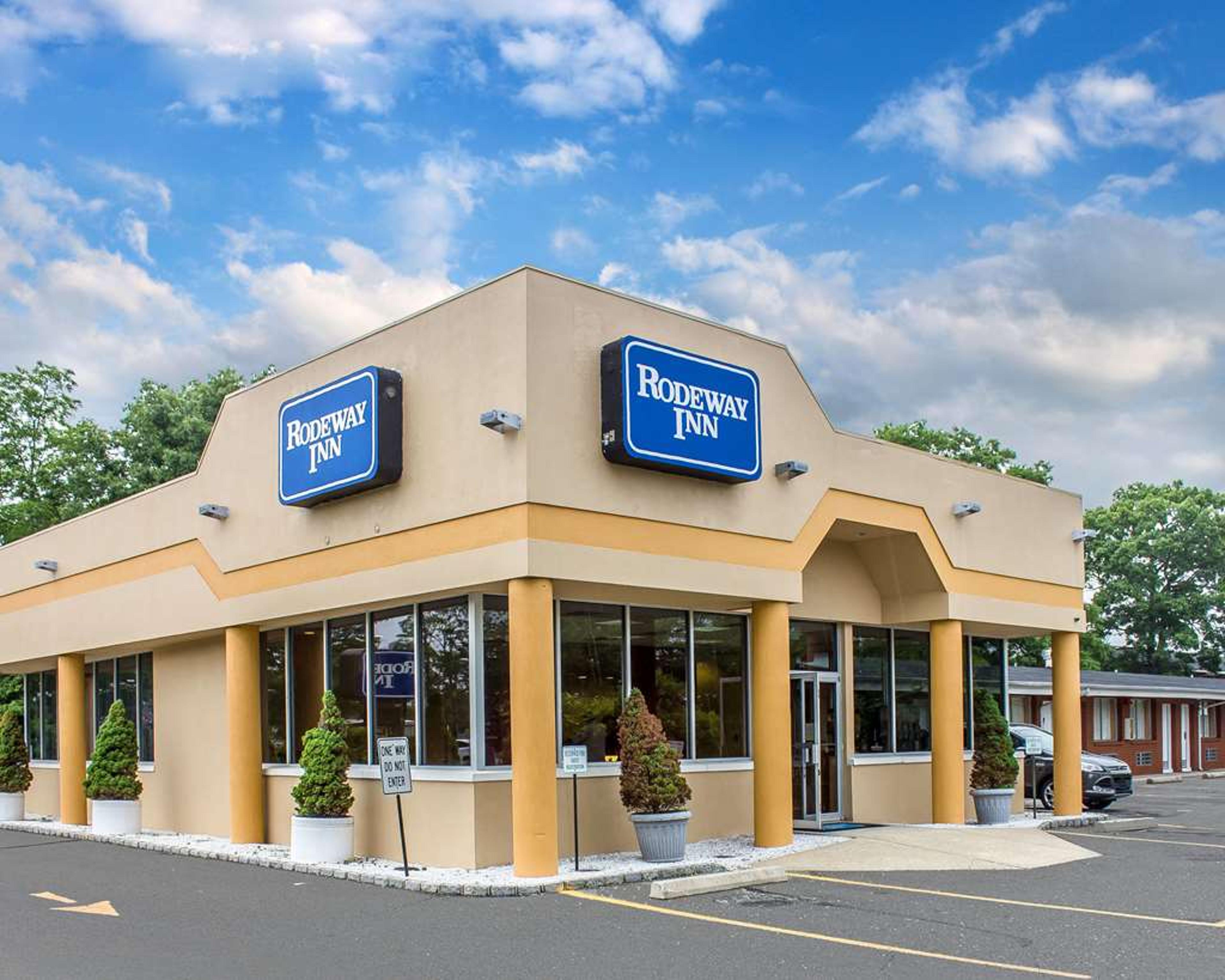 RODEWAY INN MACARTHUR AIRPORT