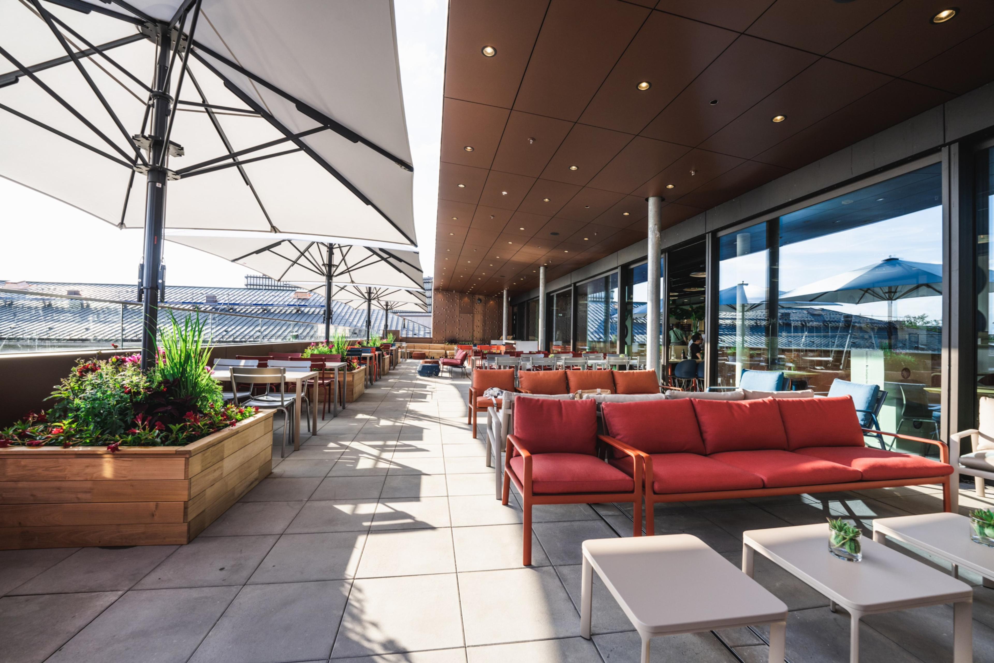 Frau im Mond - Dachterrasse