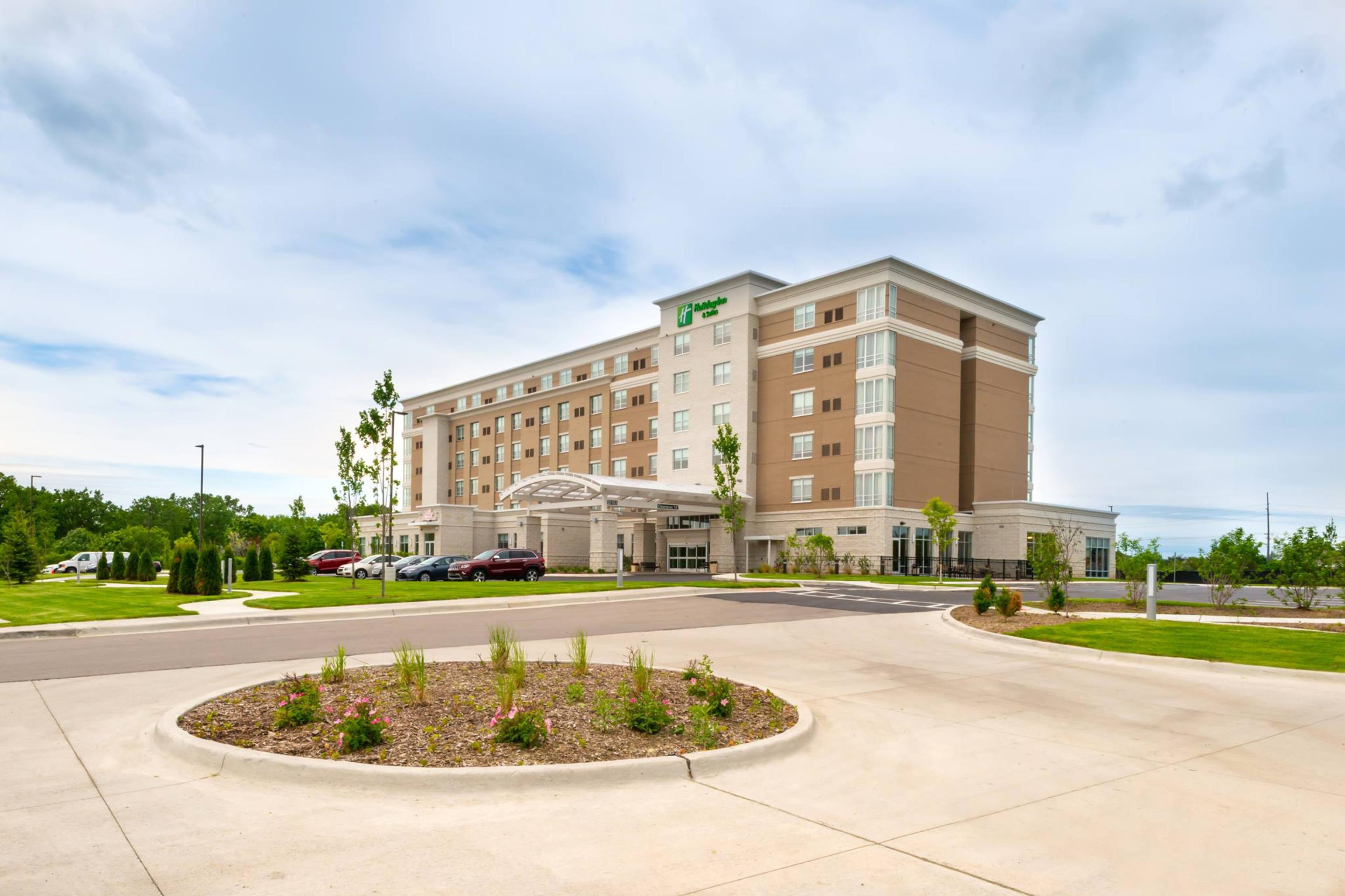 Holiday Inn Express & Suites Farmington Hills - Detroit, an IHG Hotel