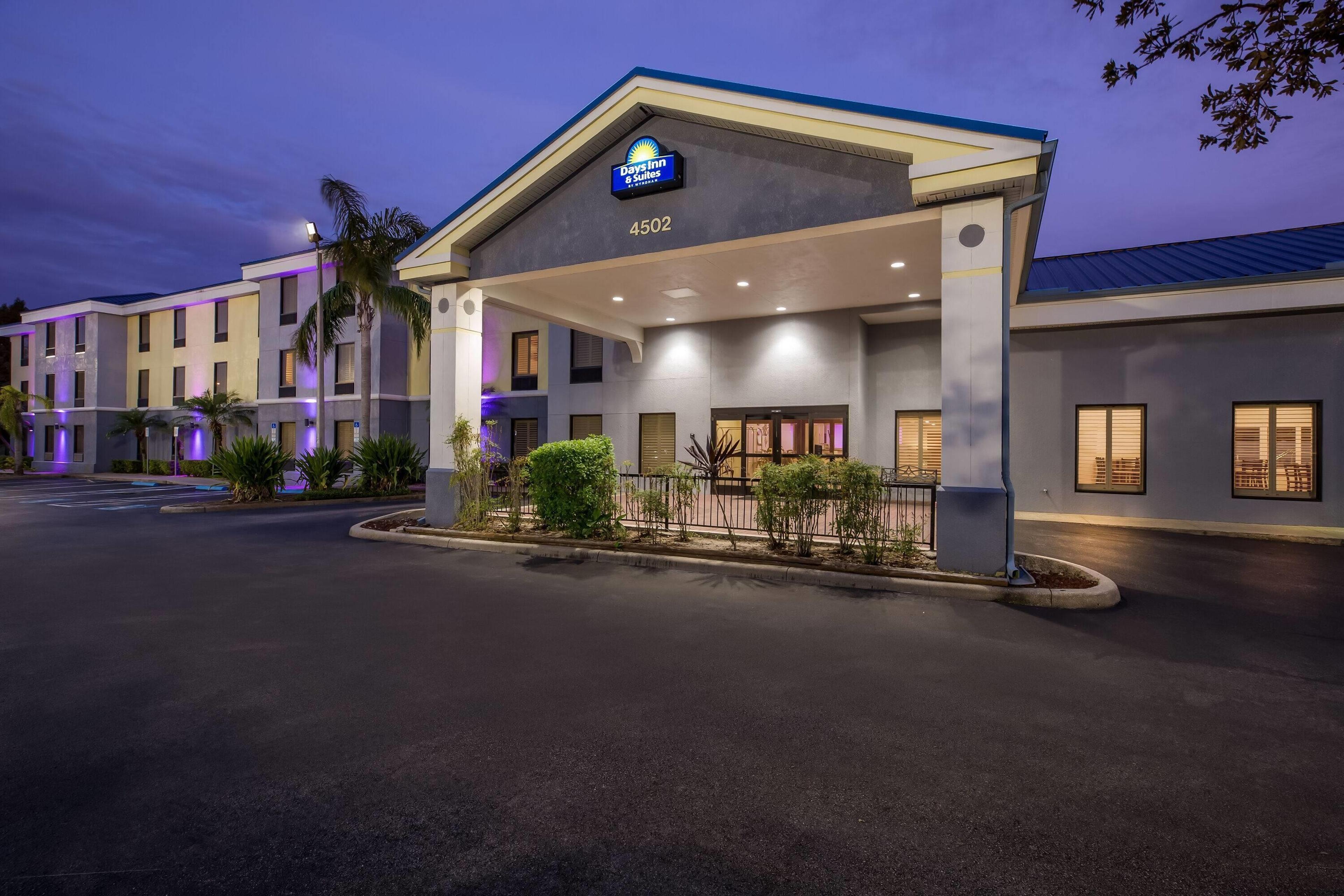 Days Inn & Suites by Wyndham Lakeland