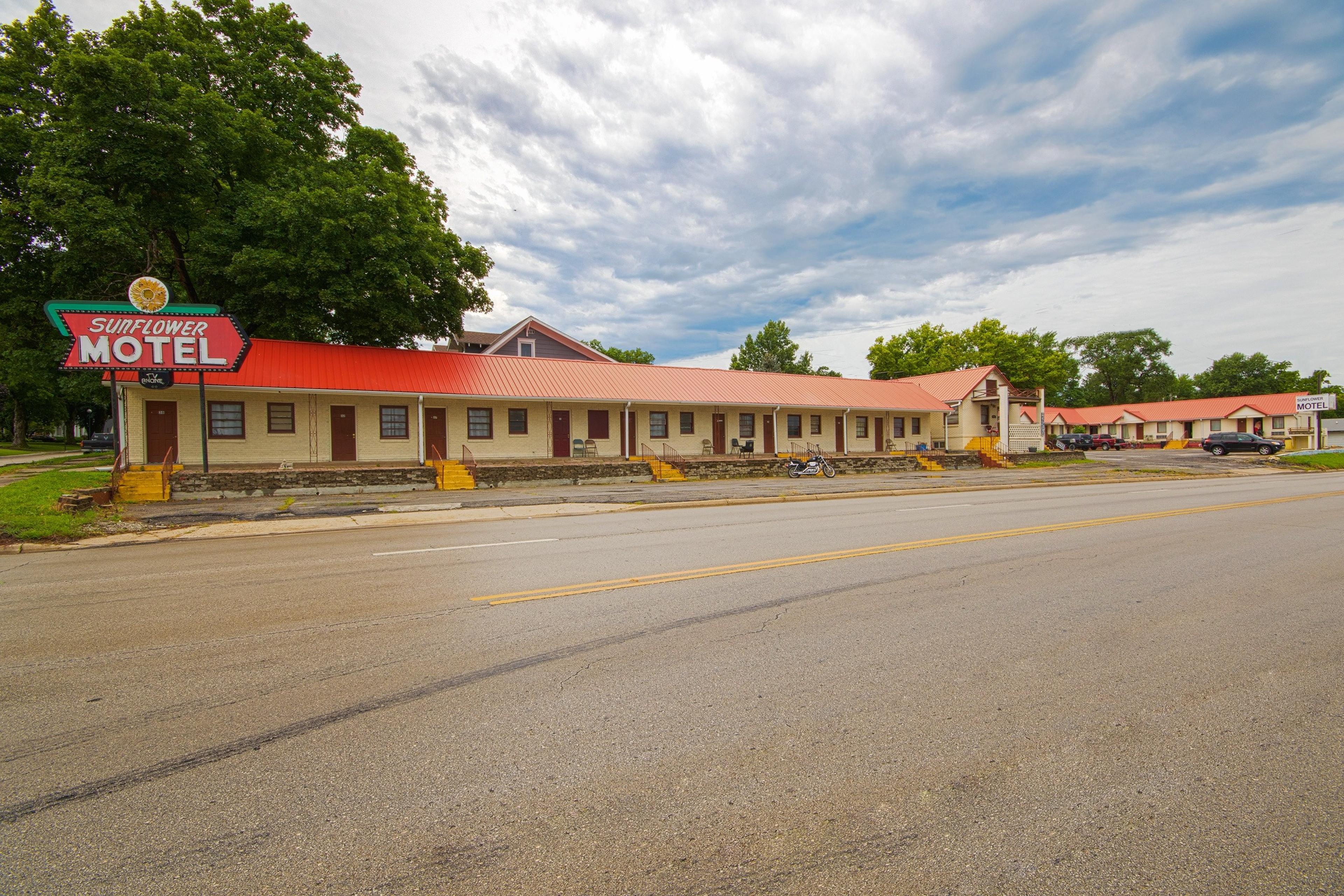SUNFLOWER MOTEL HIAWATHA BY