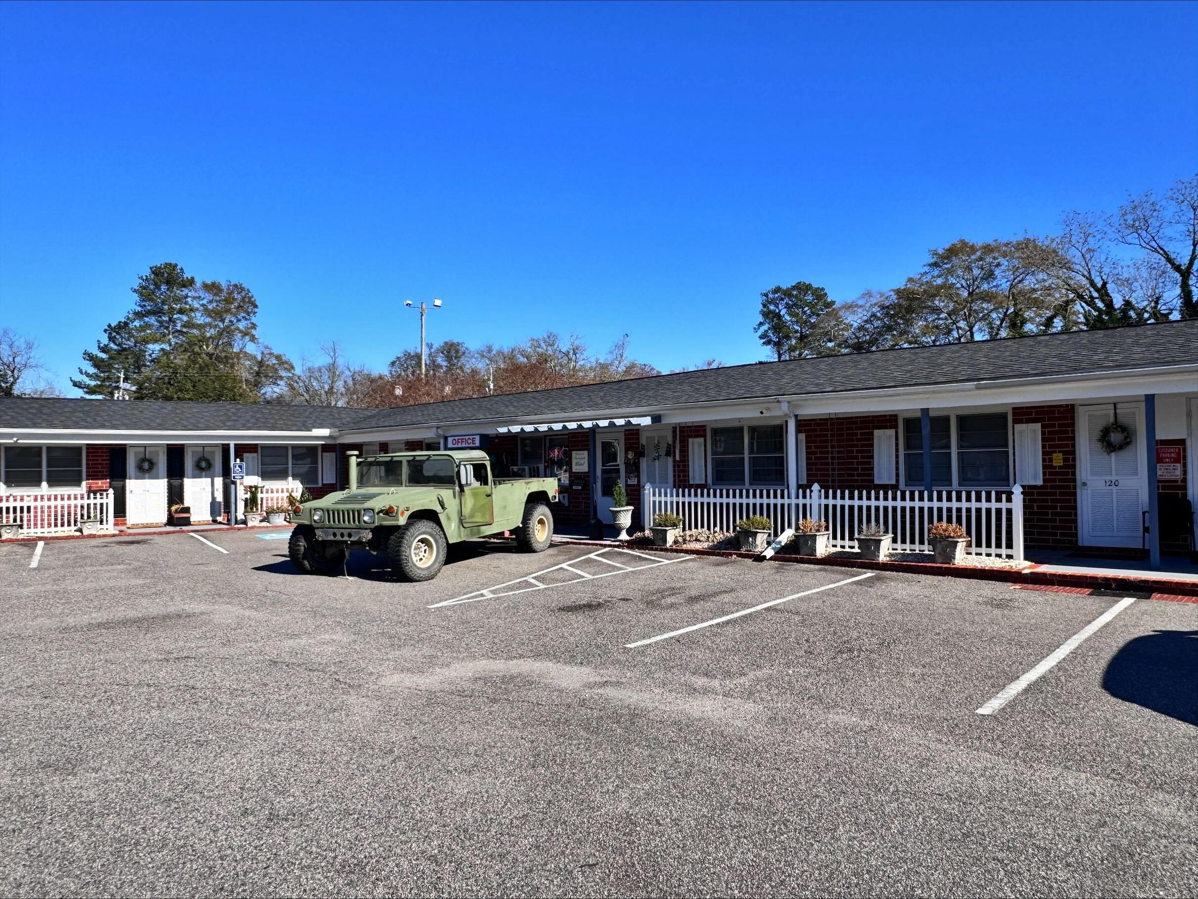 Chesterfield Hotel by OYO Hwy