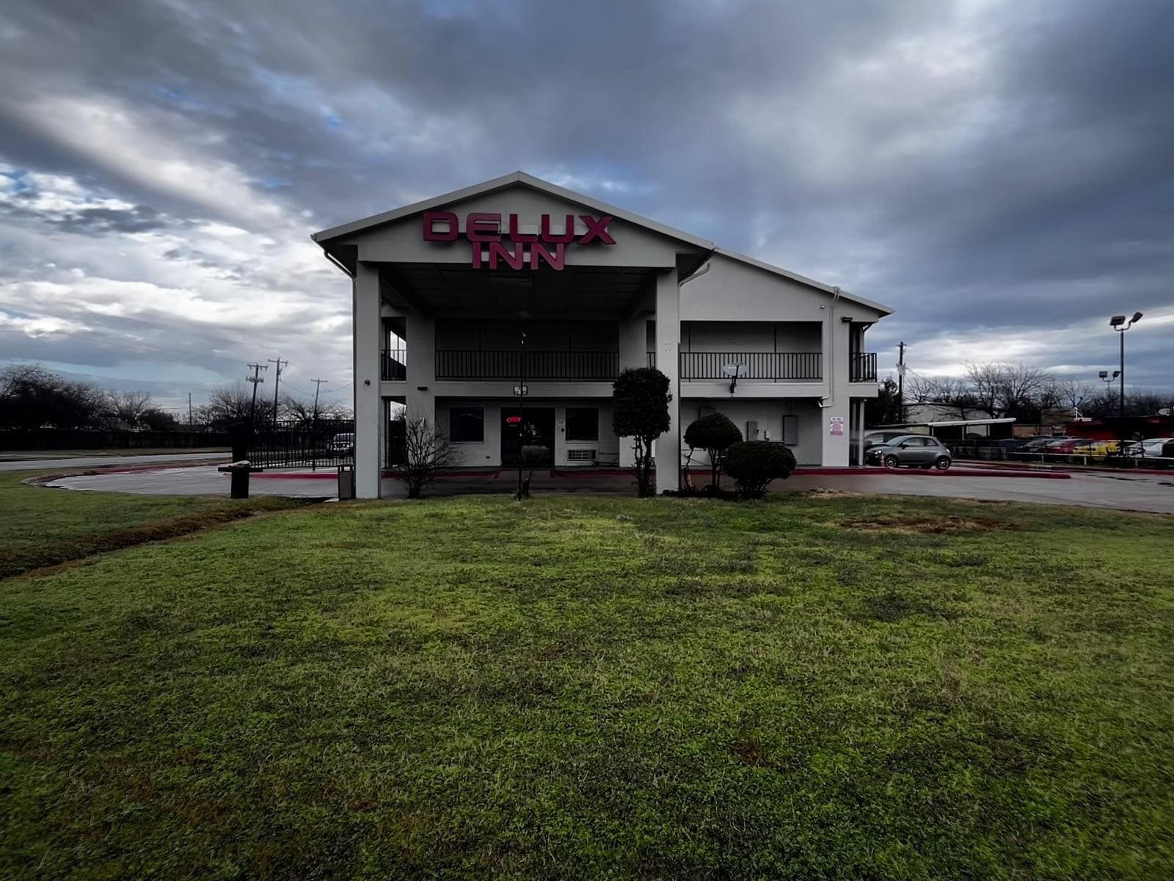 Deluxe Inn Motel By OYO Grand