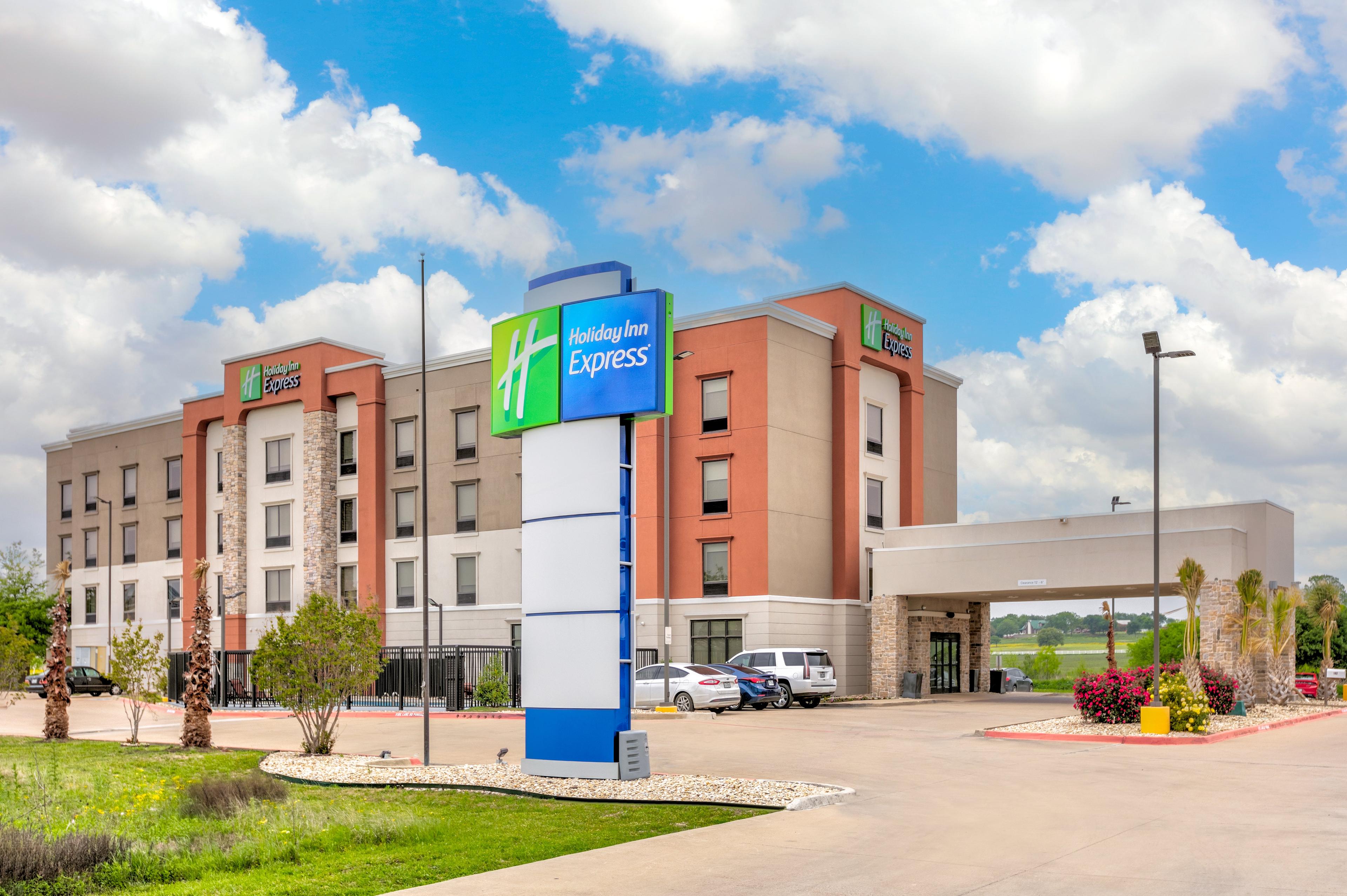 HOLIDAY INN EXP HILLSBORO I-35 BY I