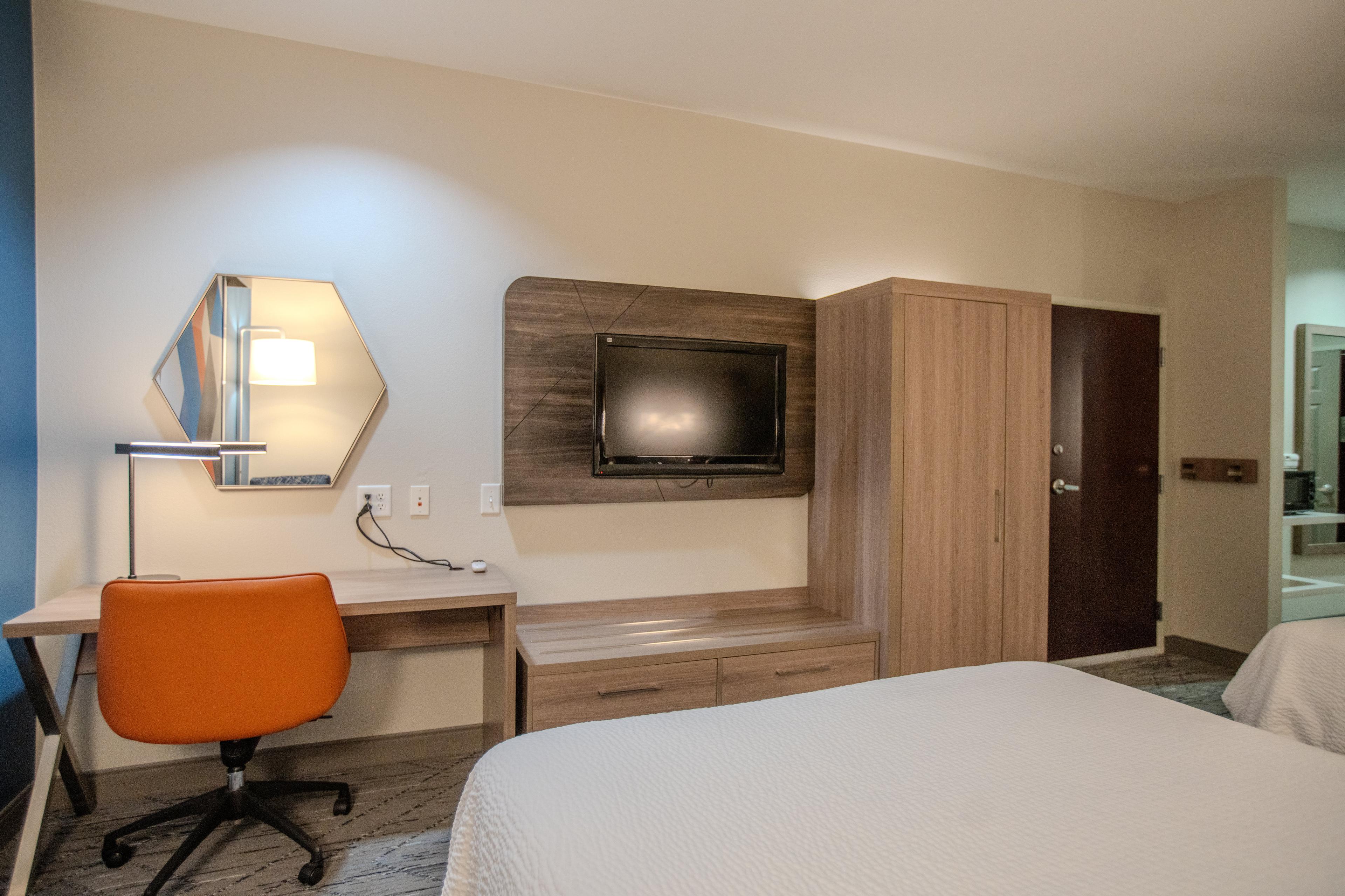 HOLIDAY INN EXP STES CLEVELAND BY I