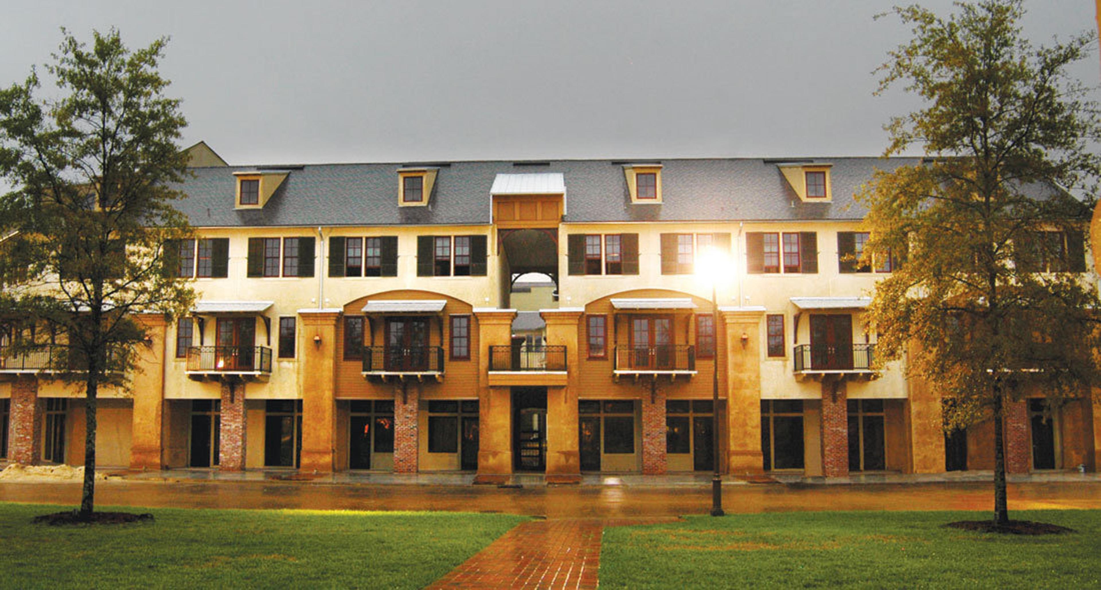 CARRIAGE HOUSE HOTEL