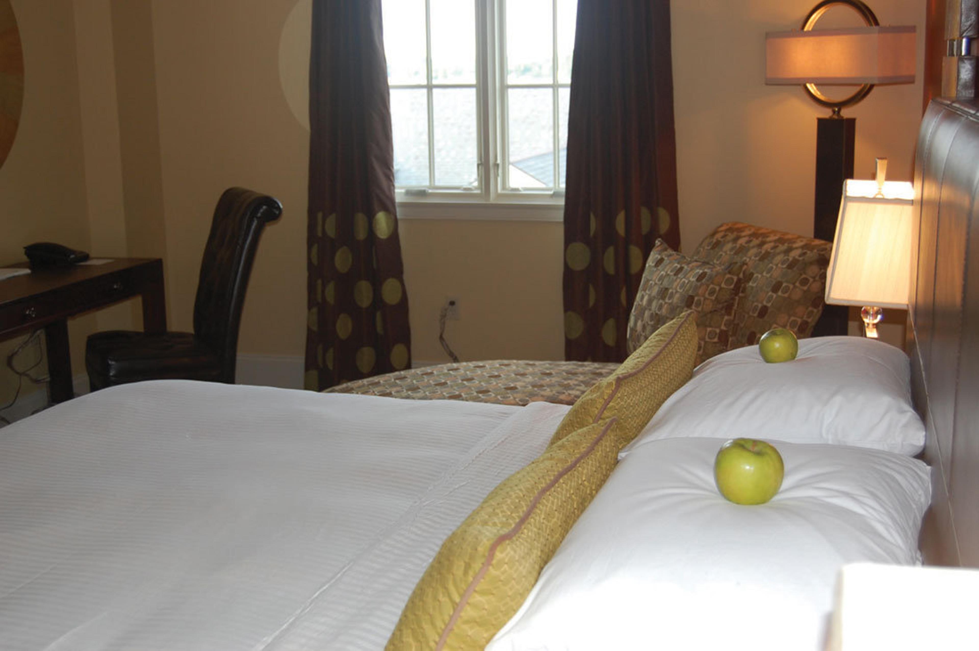 CARRIAGE HOUSE HOTEL