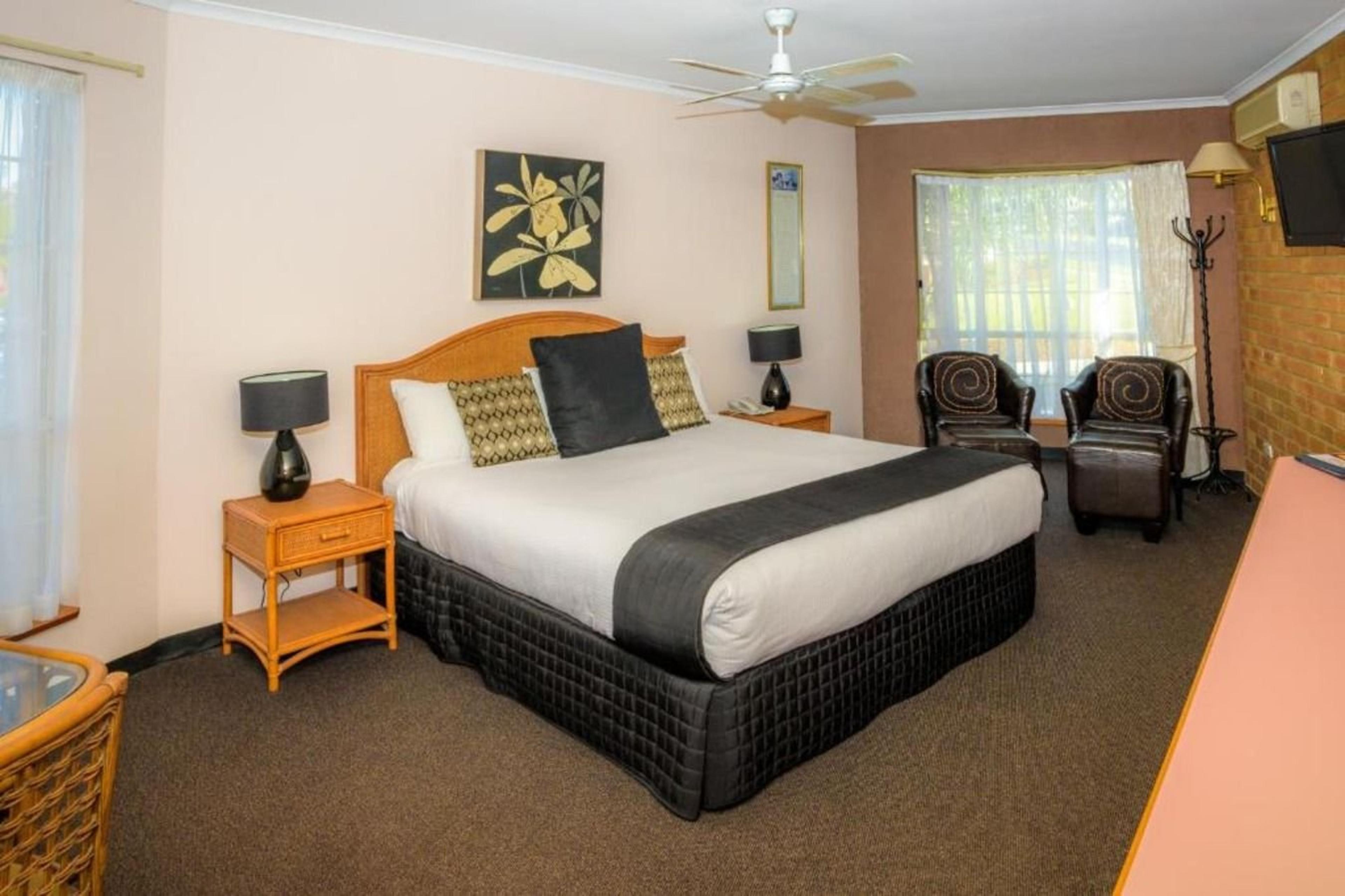SAPPHIRE WATERS MOTOR INN