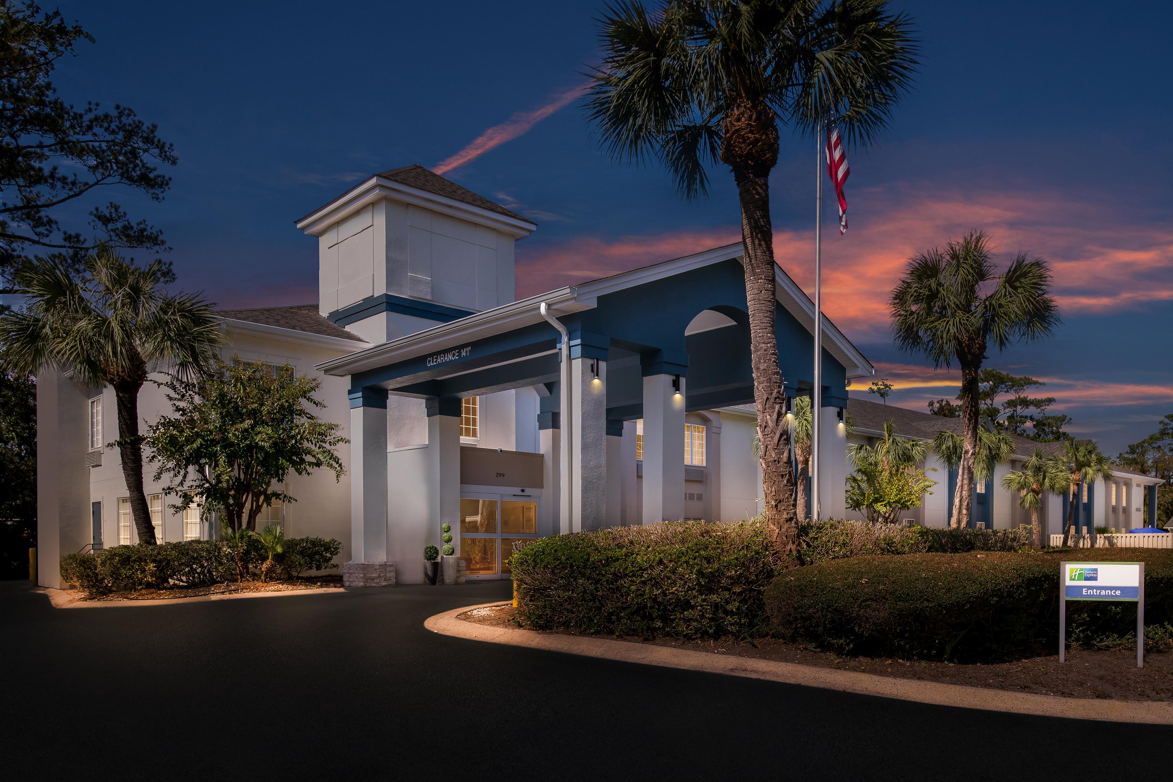 HOLIDAY INN EXP ST SIMONS ISLD BY I