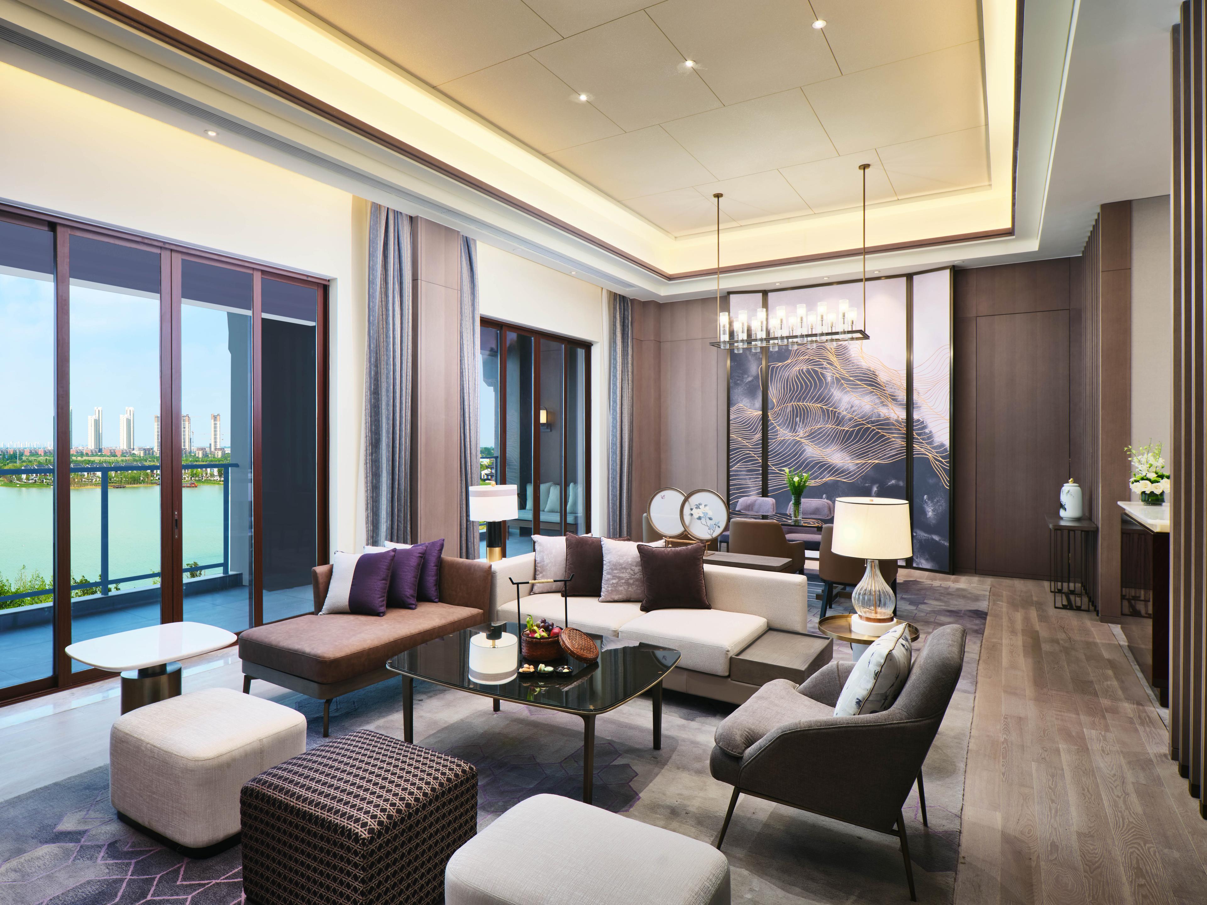 CROWNE PLAZA LAKE VIEW BY IHG