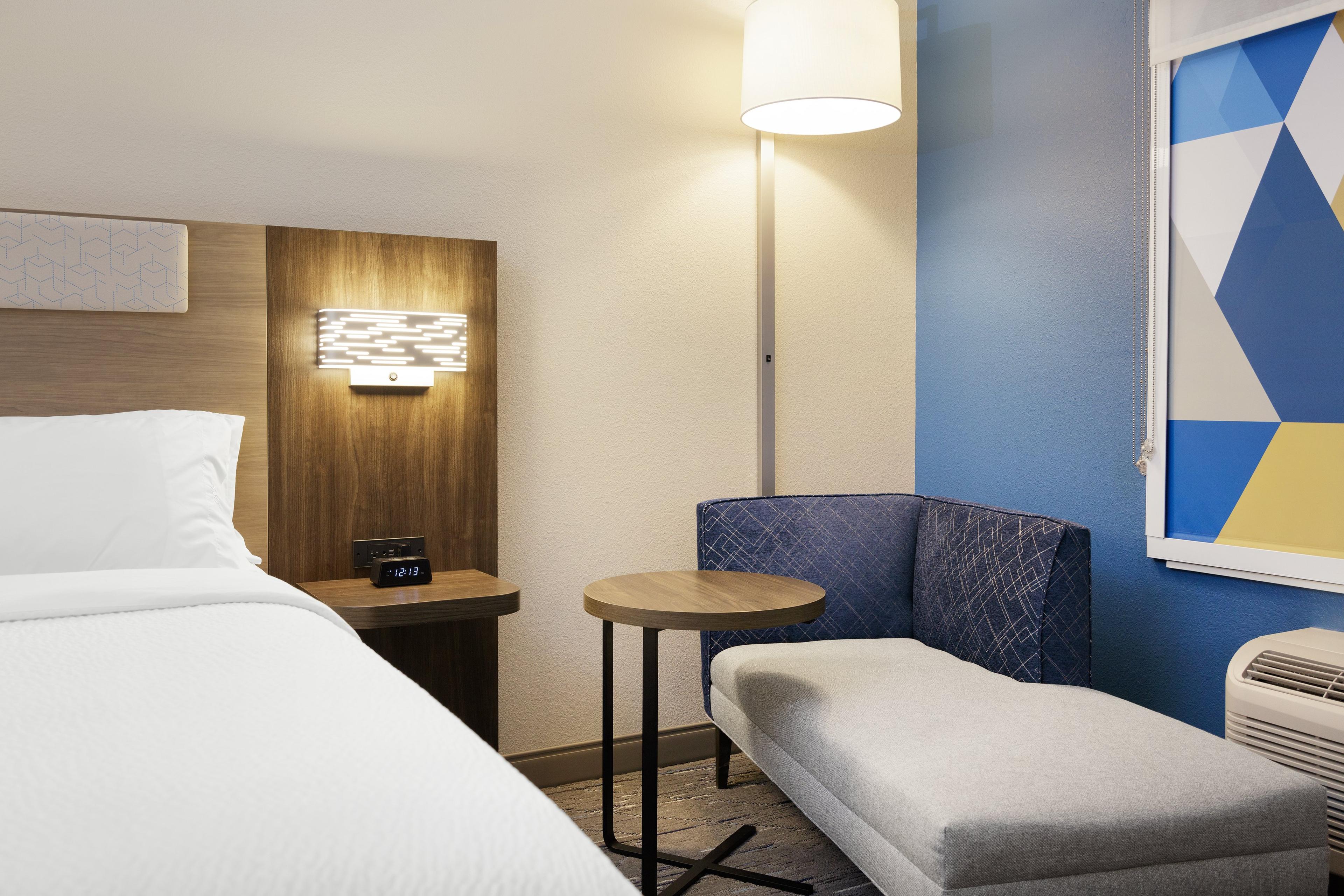 HOLIDAY INN EXP STES APT HAWTH BY I