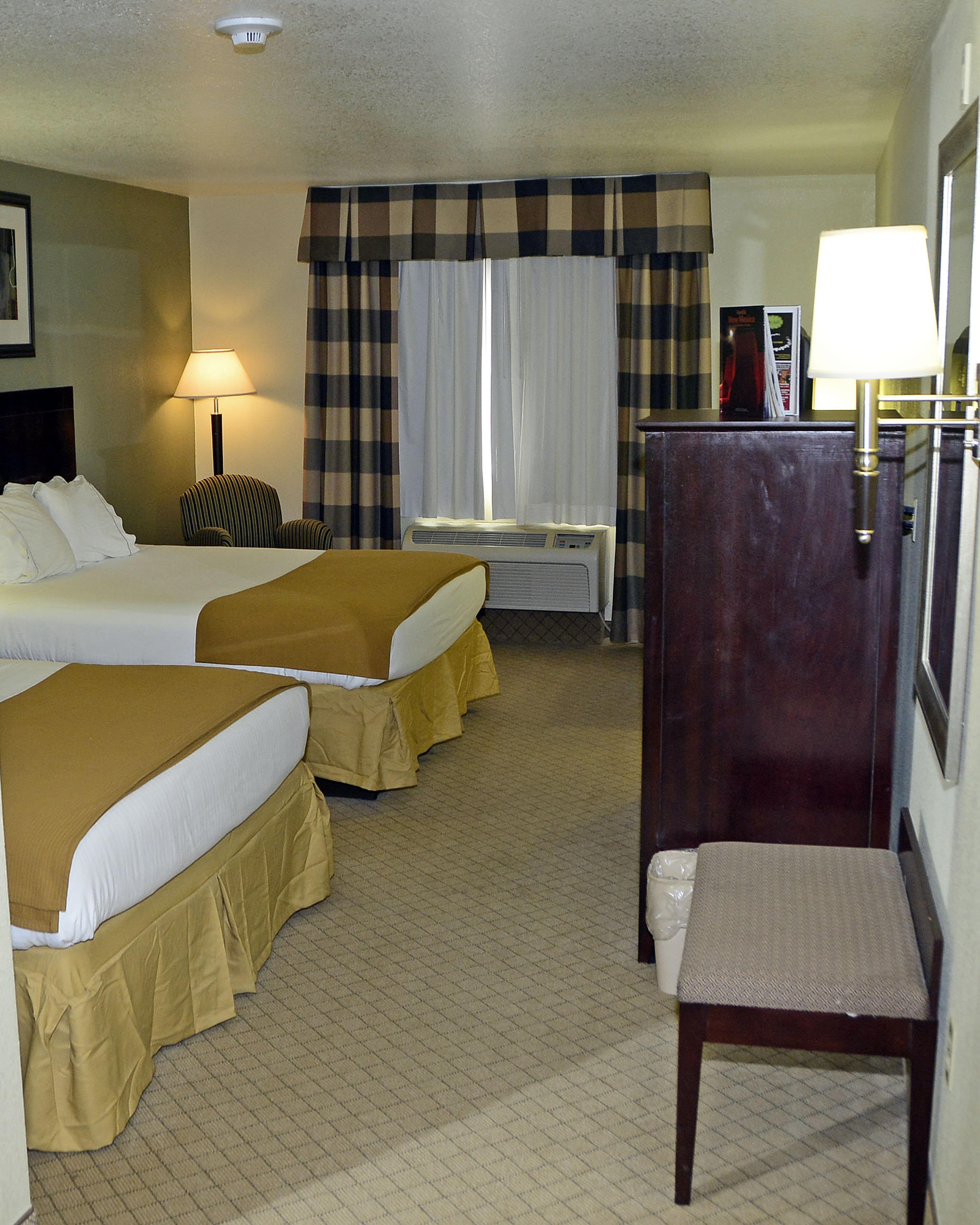 HOLIDAY INN EXP STES ALAMOGORD BY I