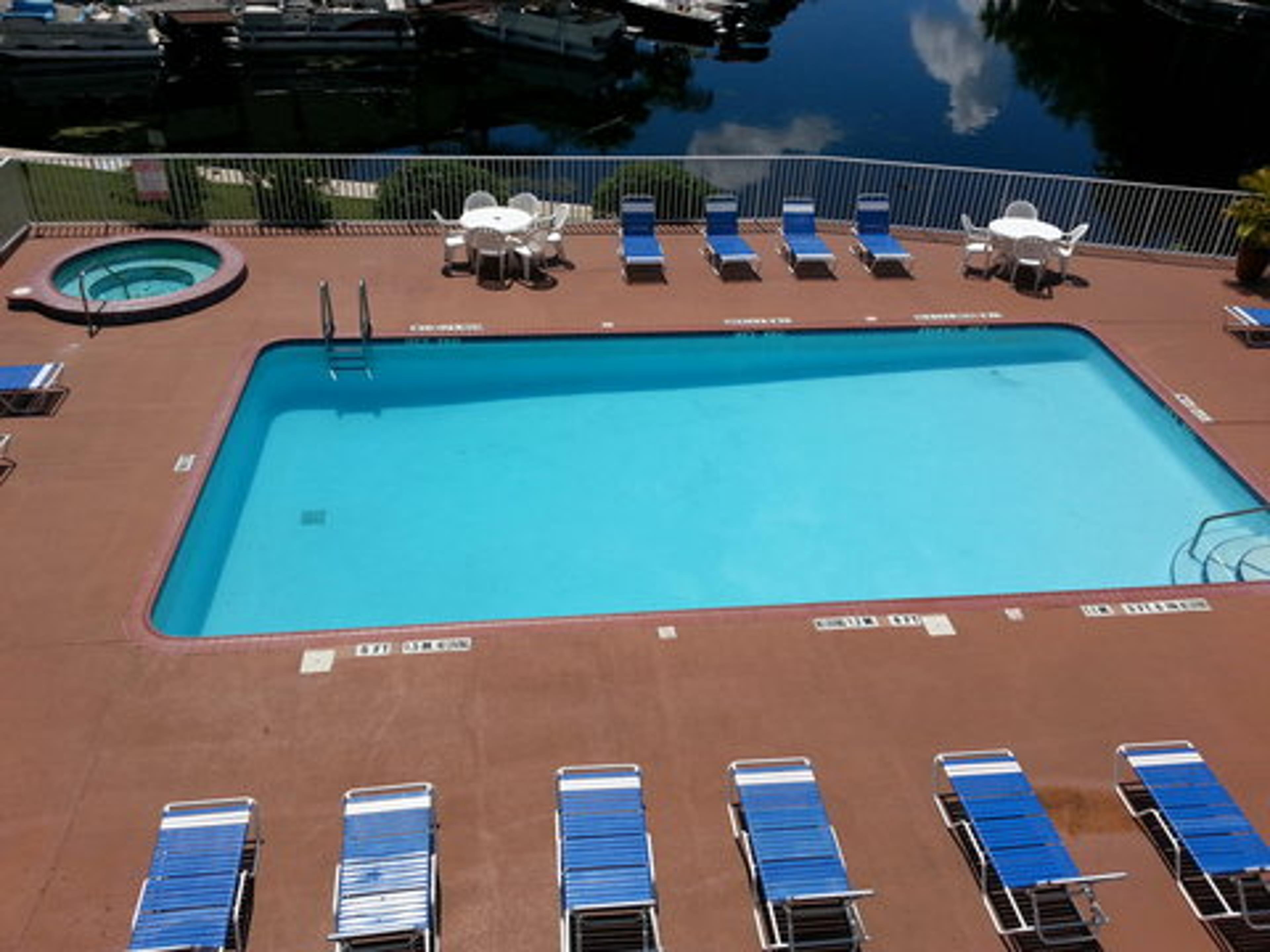 VISTA INN ON LAKE TARPON