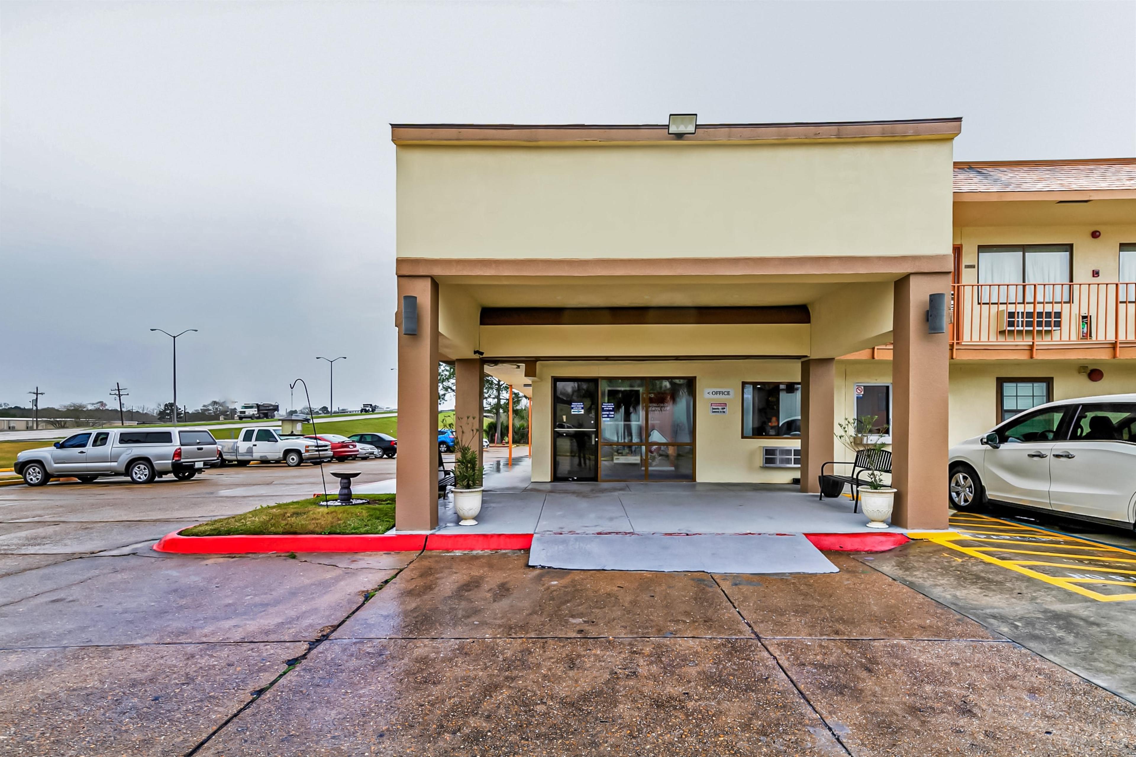 HOLIDAY INN EXPRESS AND SUITES BY I
