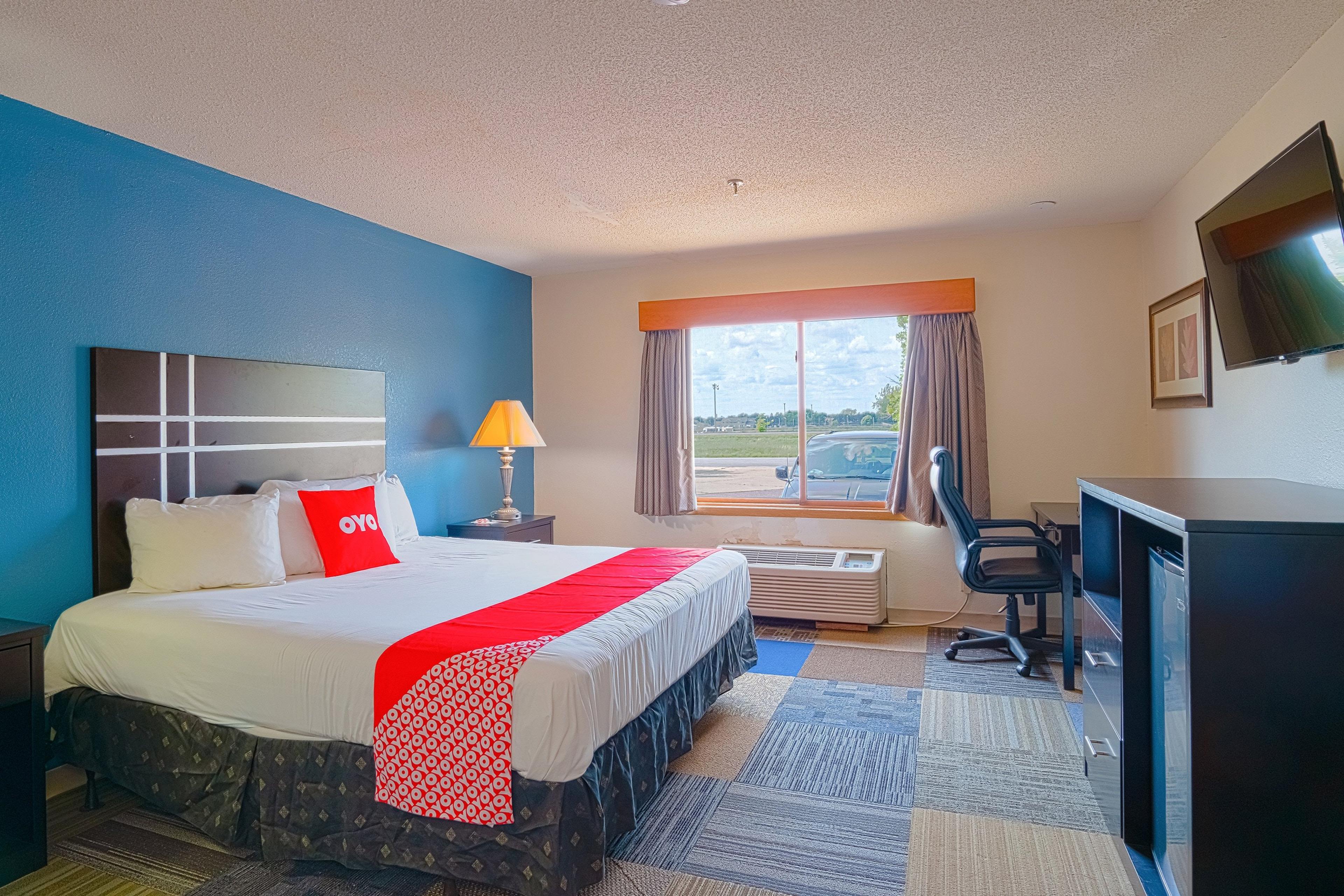 OYO HOTEL REDWOOD FALLS