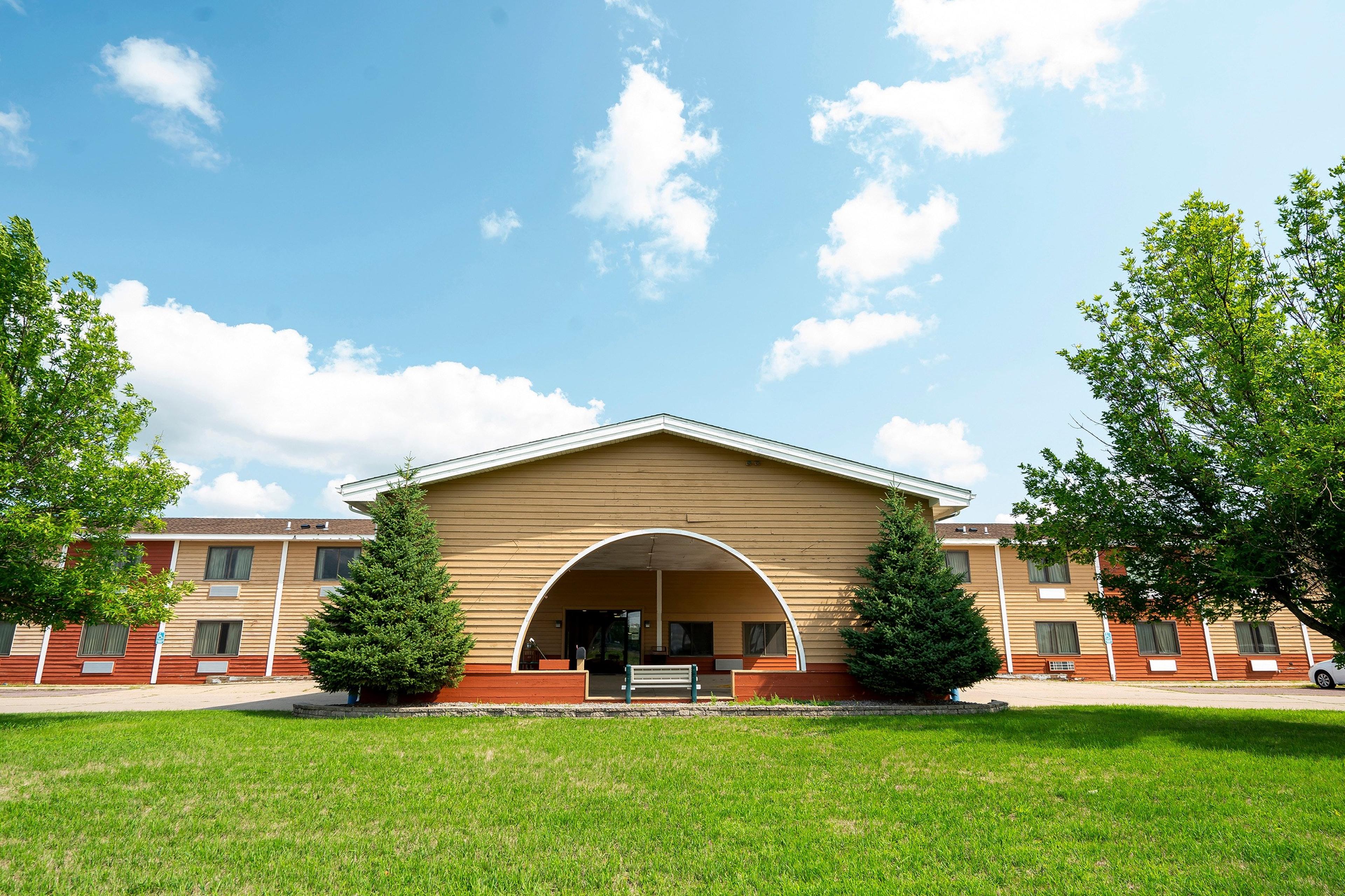 OYO HOTEL REDWOOD FALLS