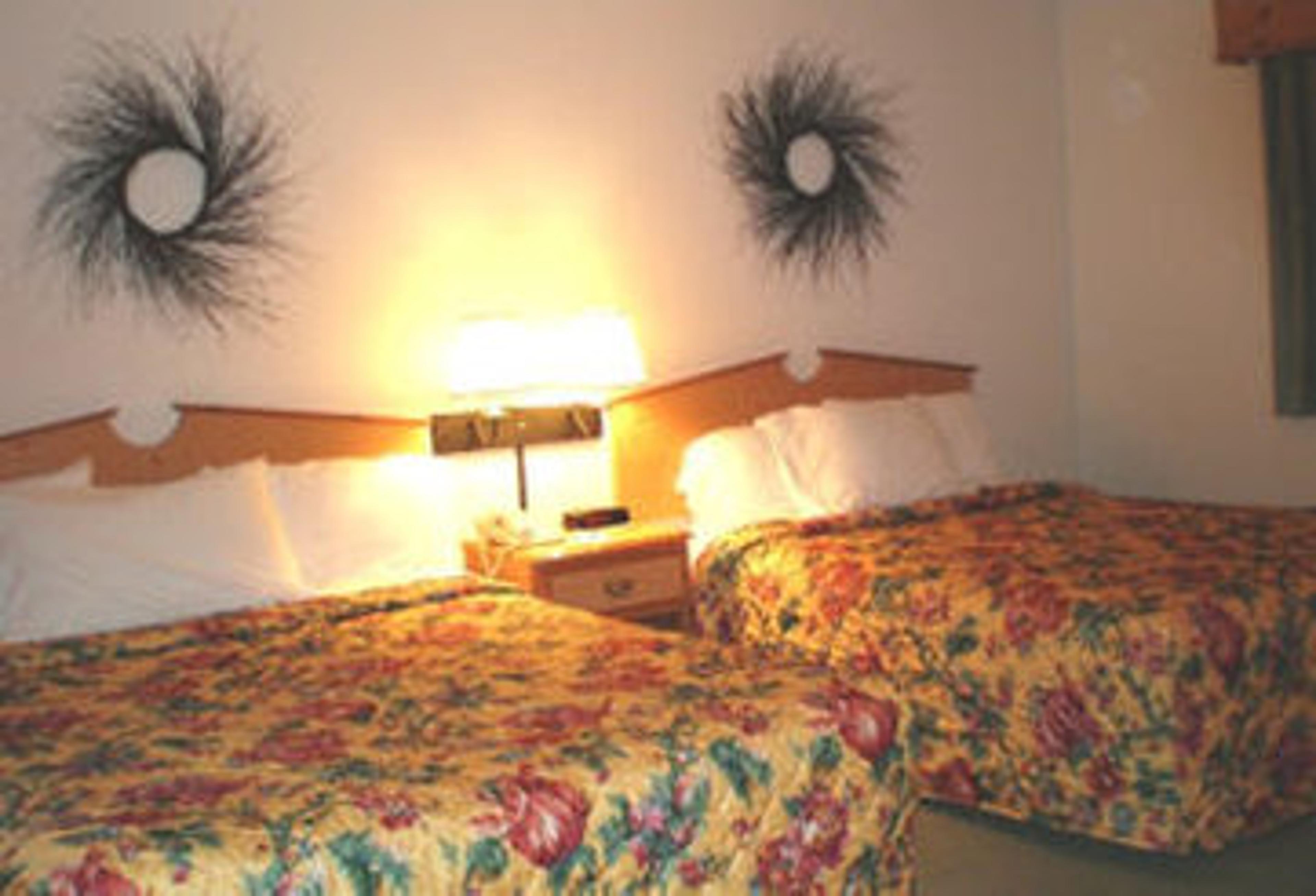 HOMETOWN INN AND SUITES BELLE