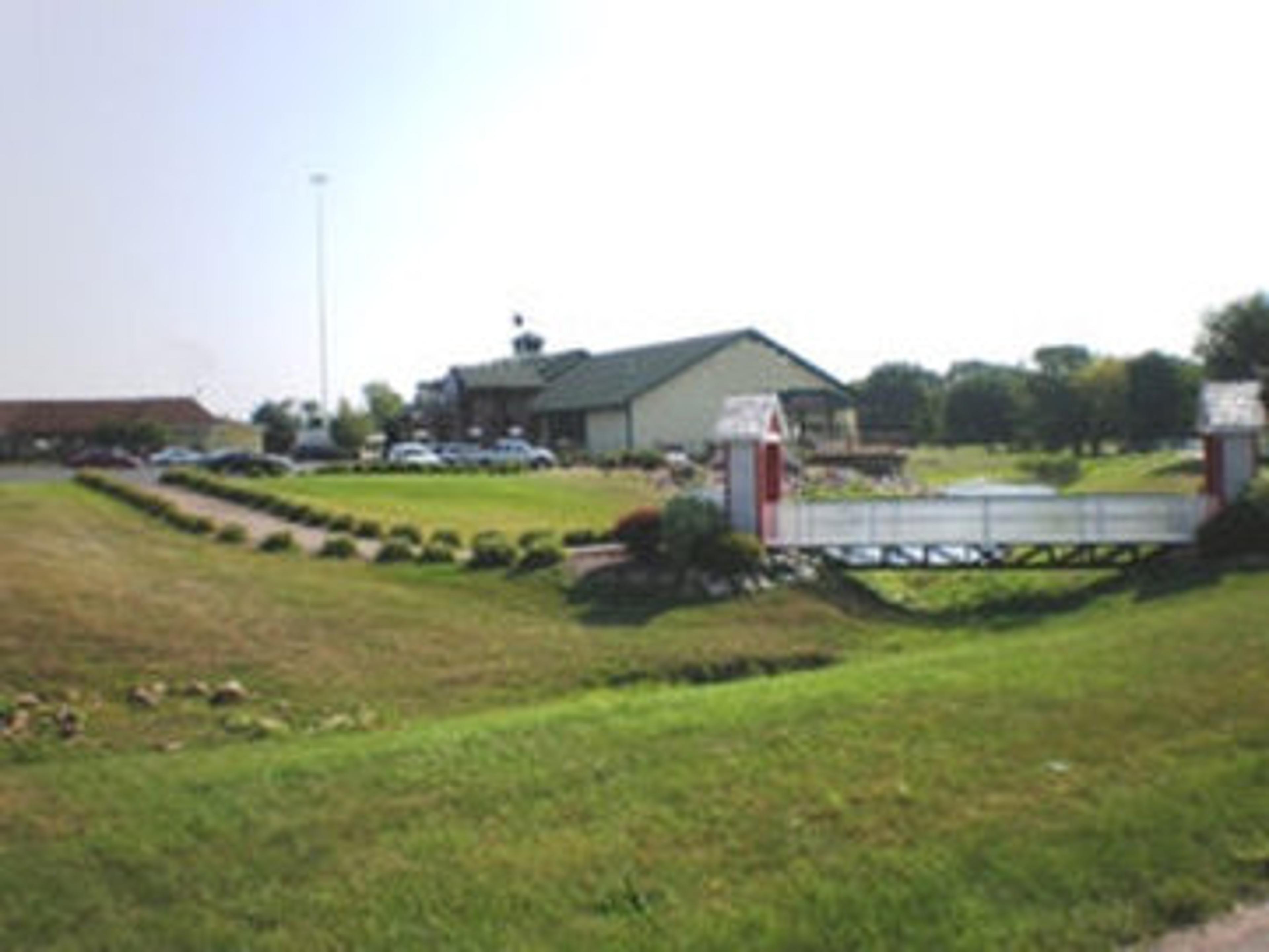 HOMETOWN INN AND SUITES BELLE