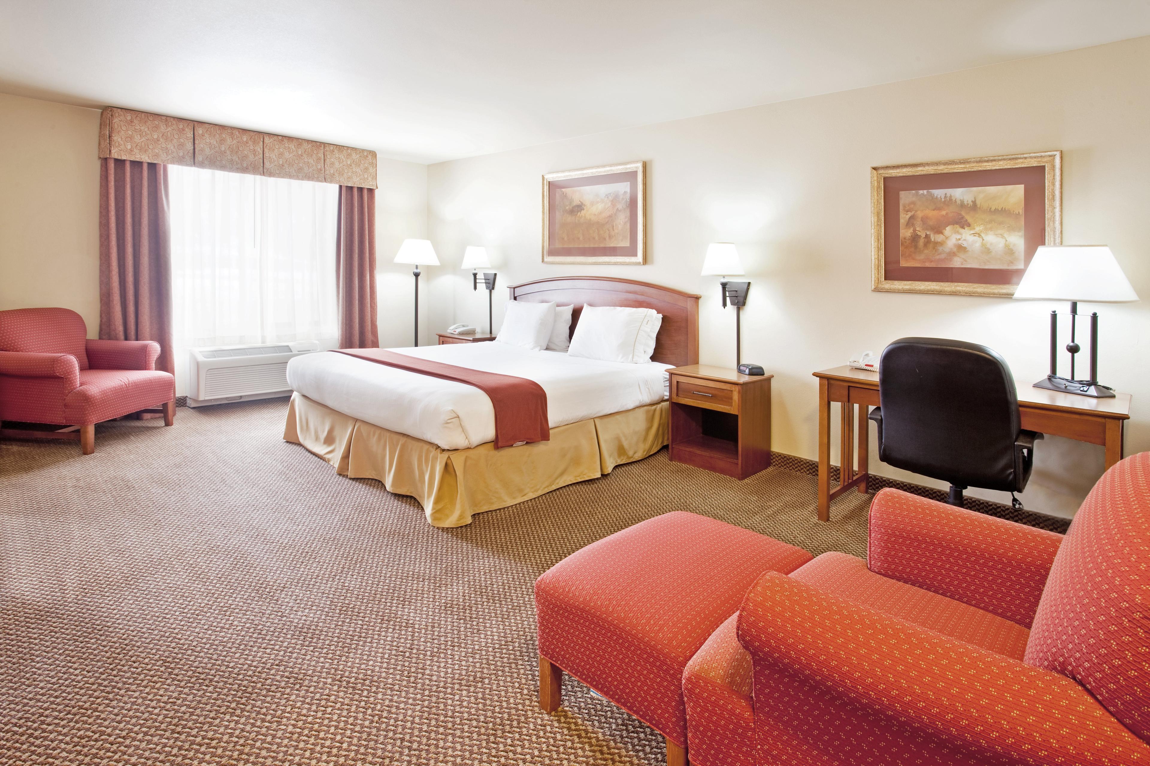 HOLIDAY INN EXP AND SUITES BY IHG