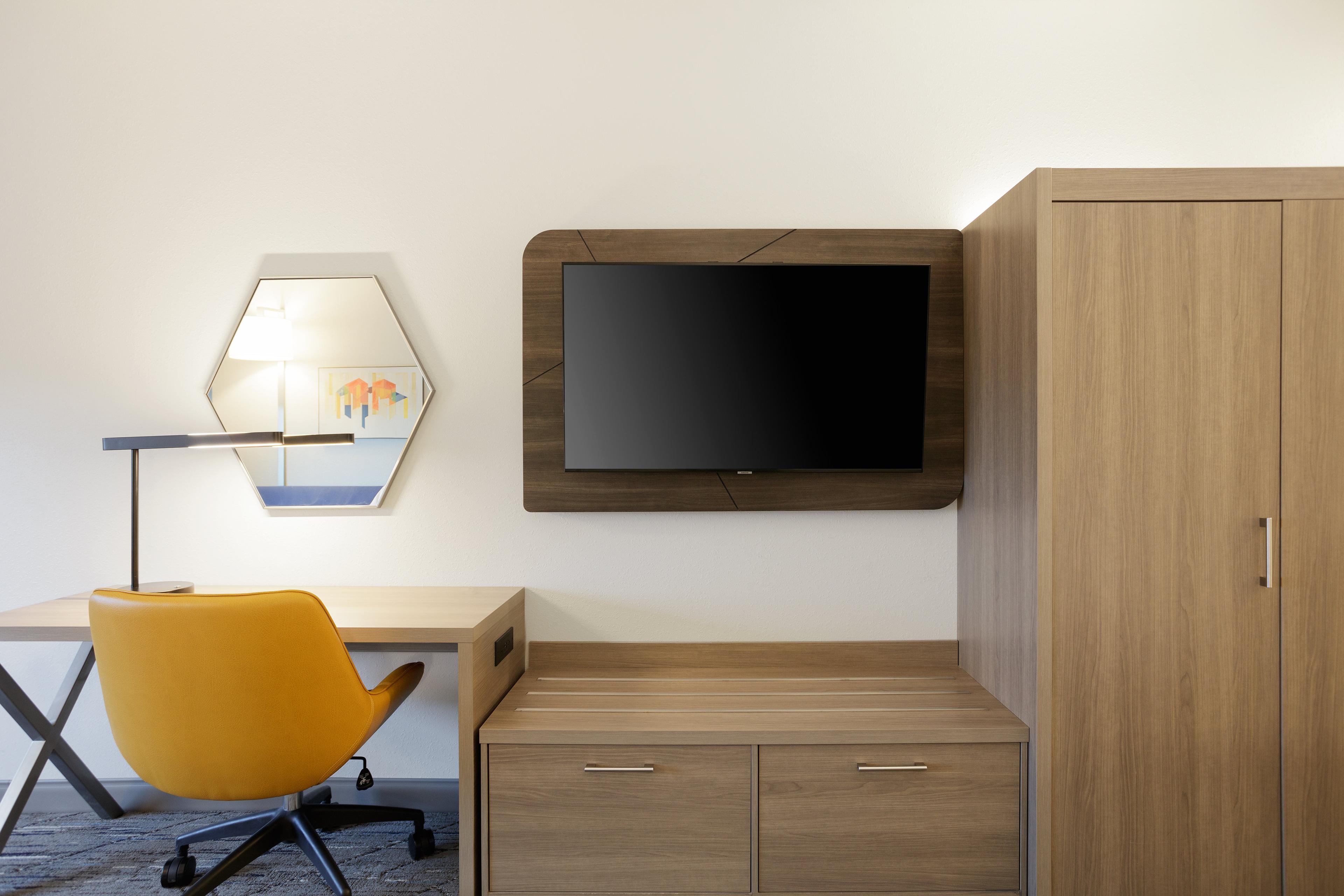 HOLIDAY INN EXP STES ARPT AREA