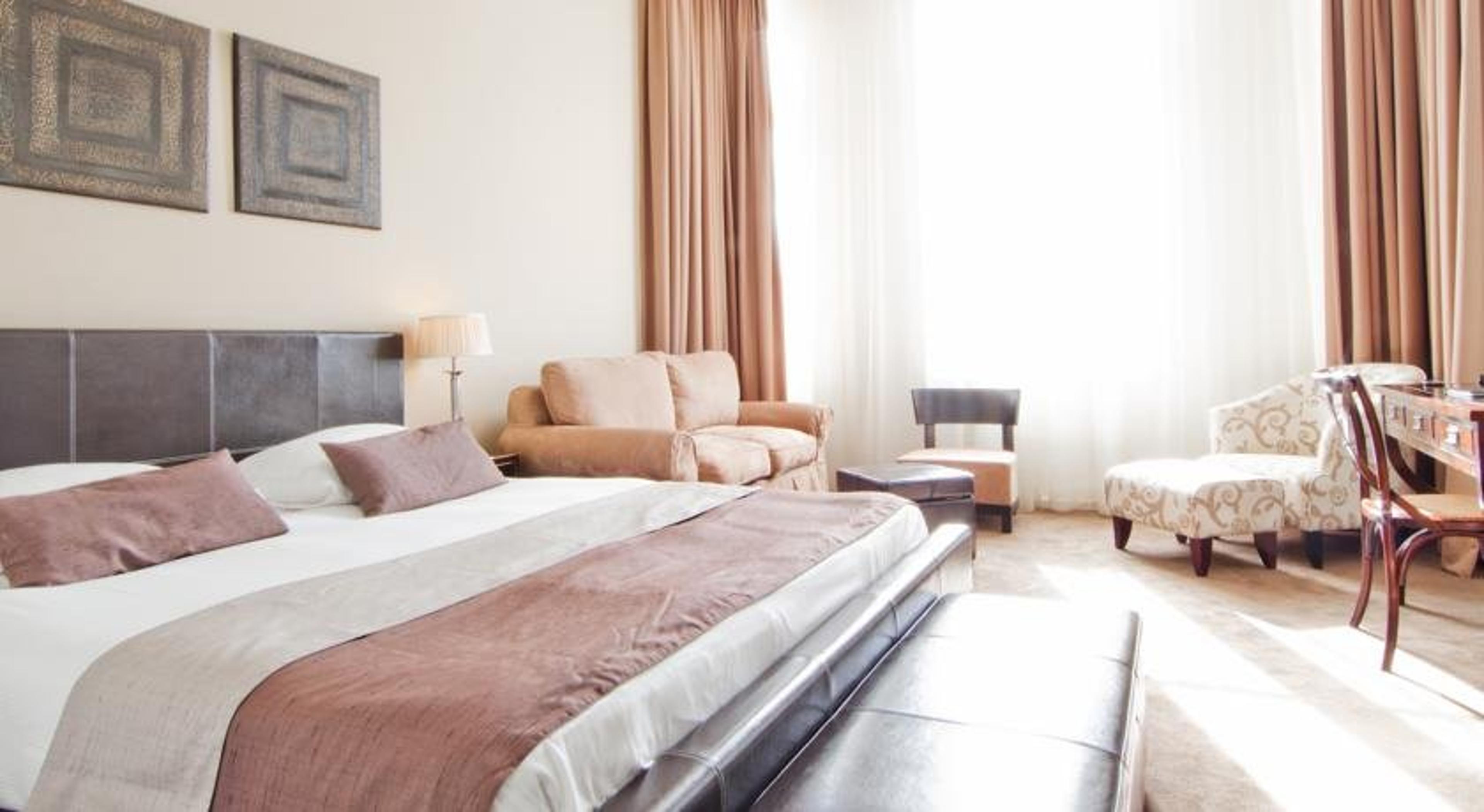 CHARIOT HOTEL