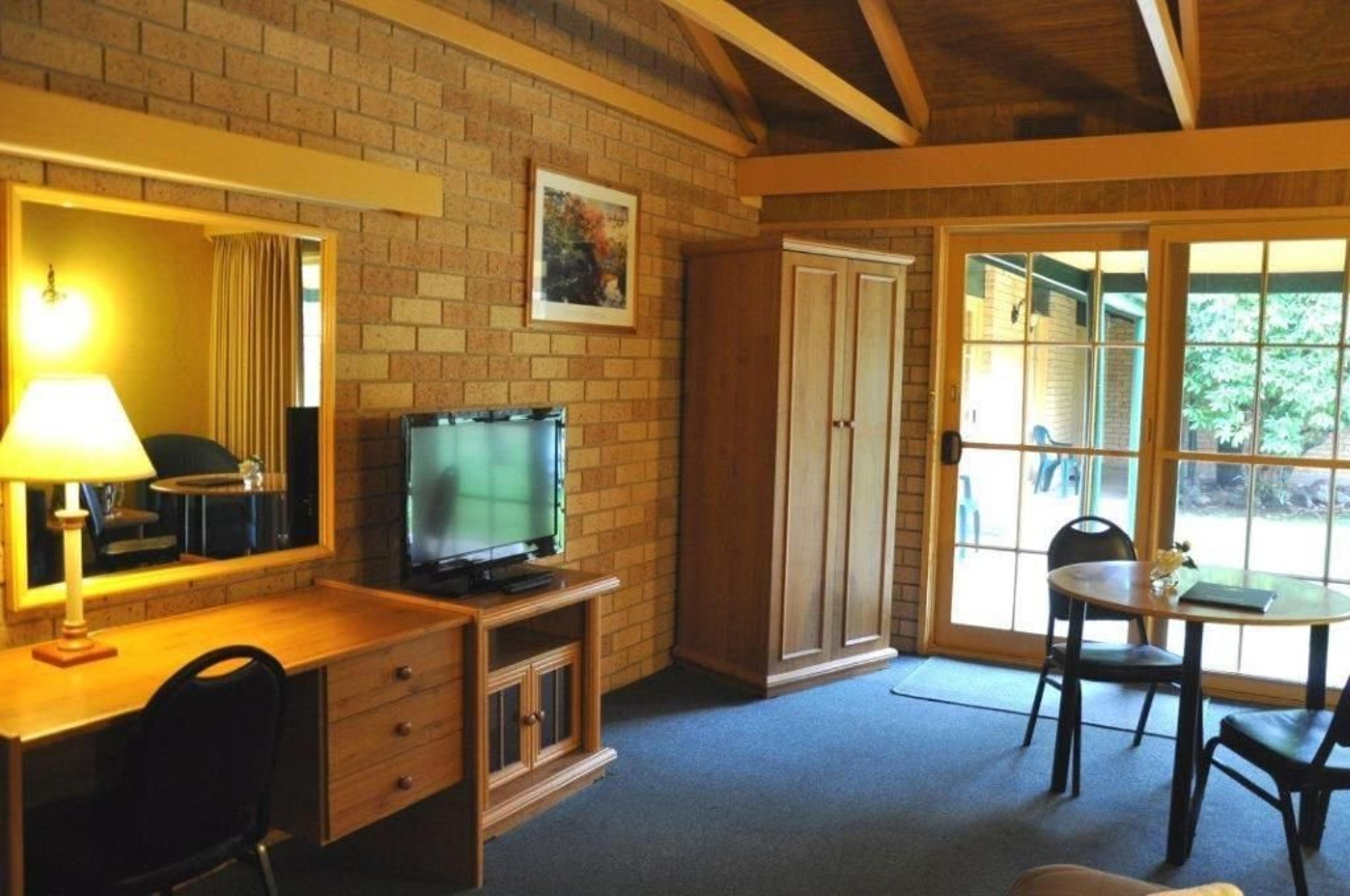 HIGH COUNTRY MOTOR INN