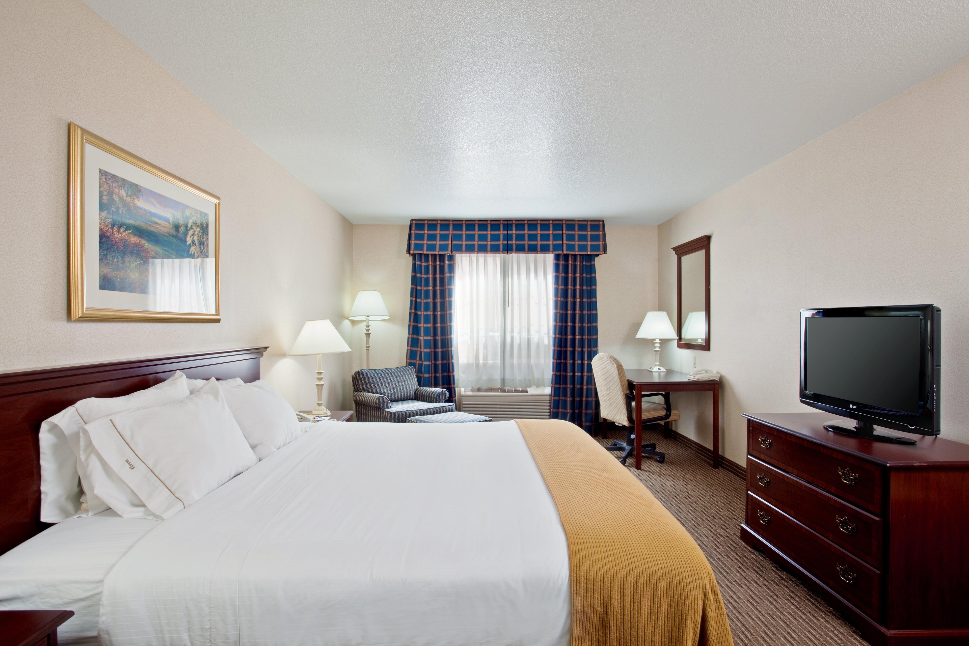 HOLIDAY INN EXPRESS AND SUITES BY I