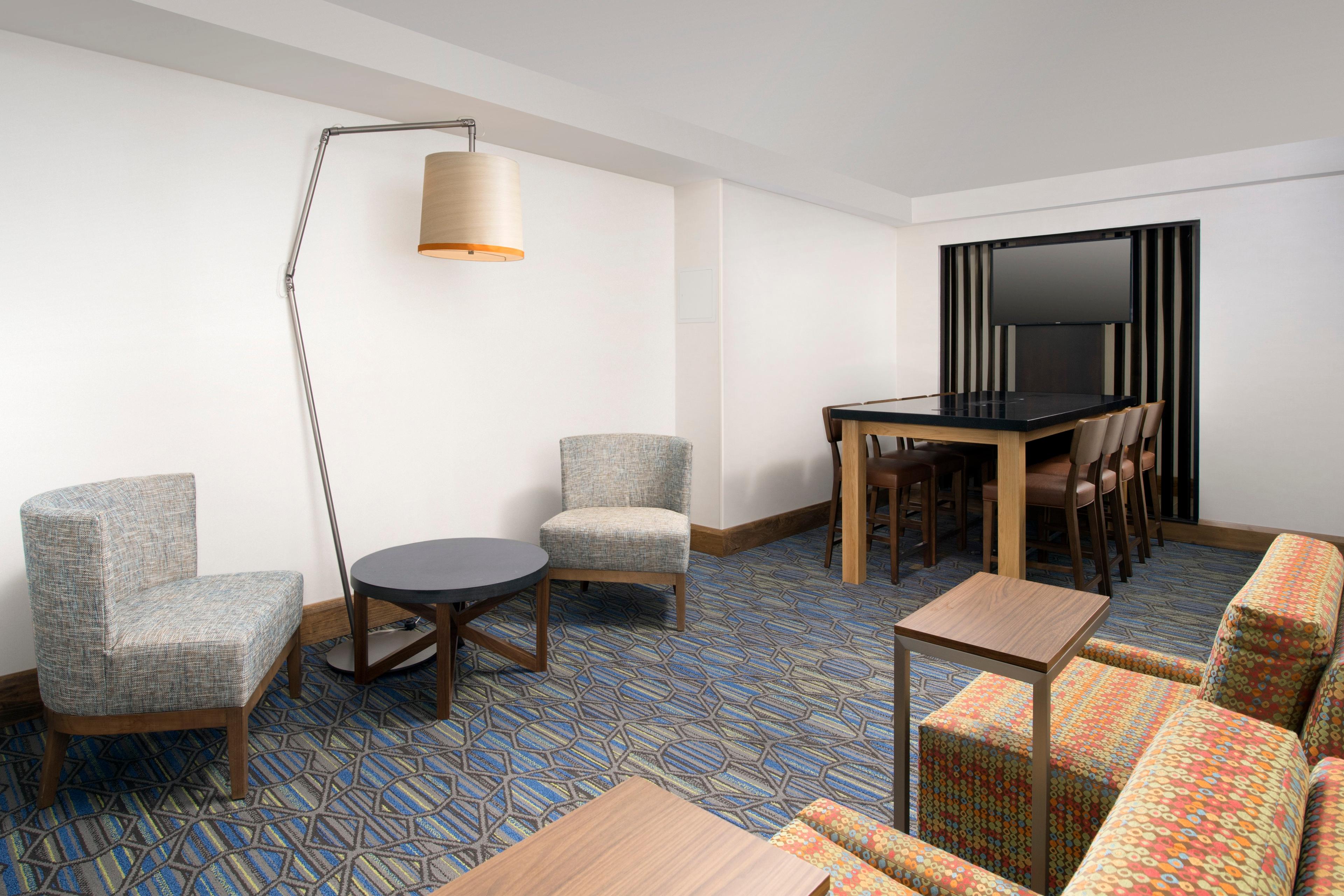 HOLIDAY INN EXP STES COLLEGE P