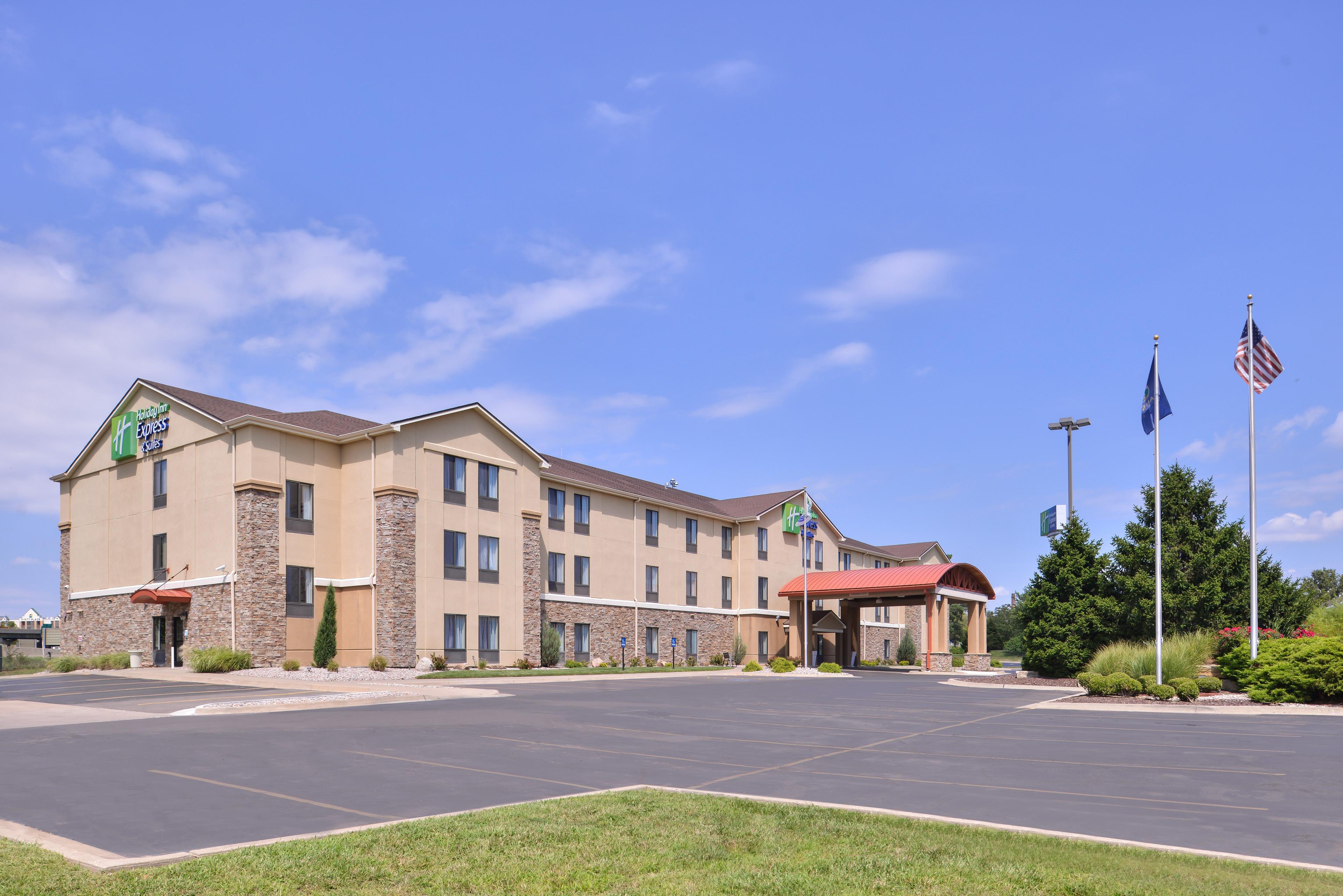 HOLIDAY INN EXP AND STE TOPEKA BY I