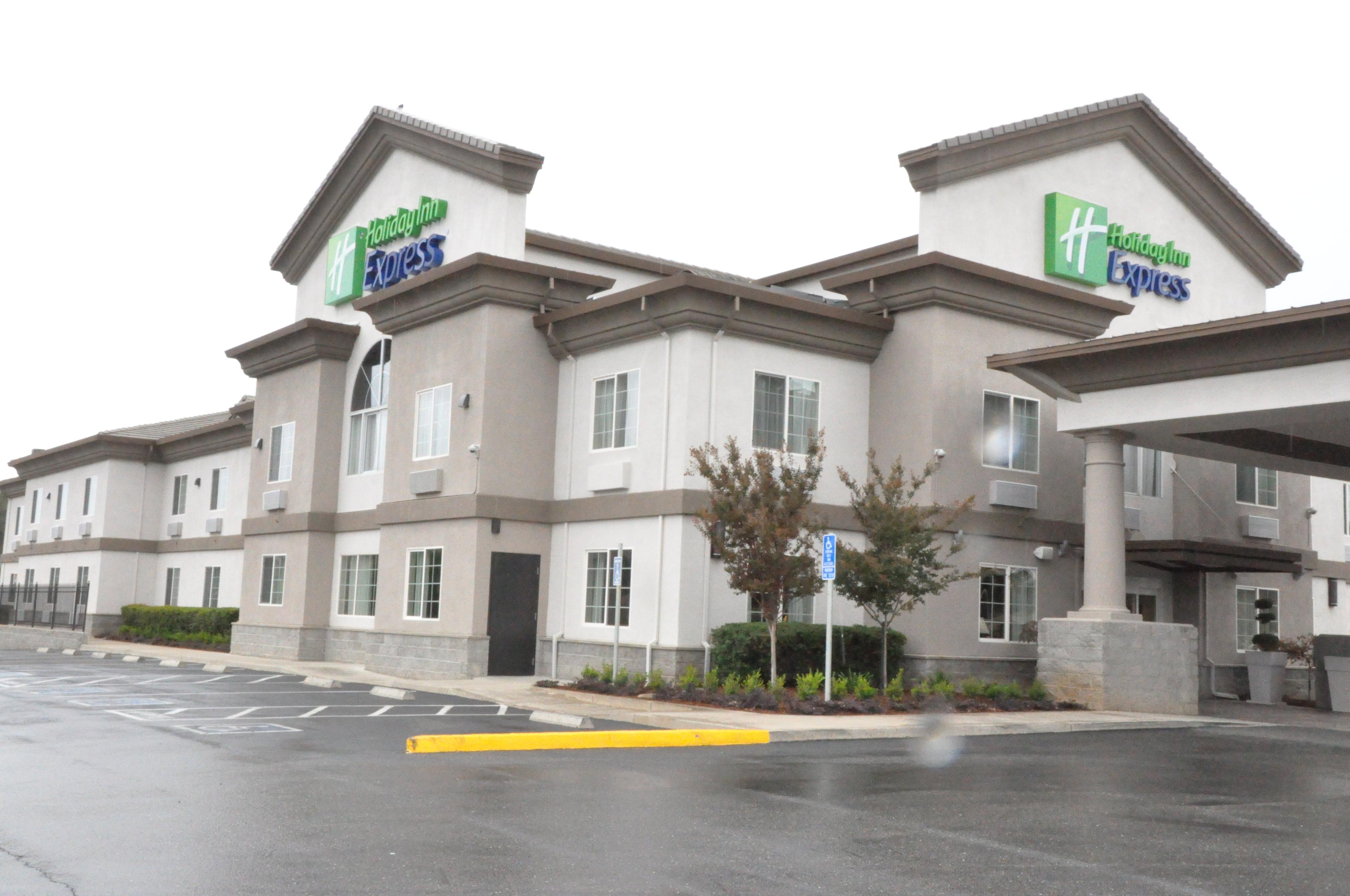 HOLIDAY INN EXPRESS AND SUITES BY I