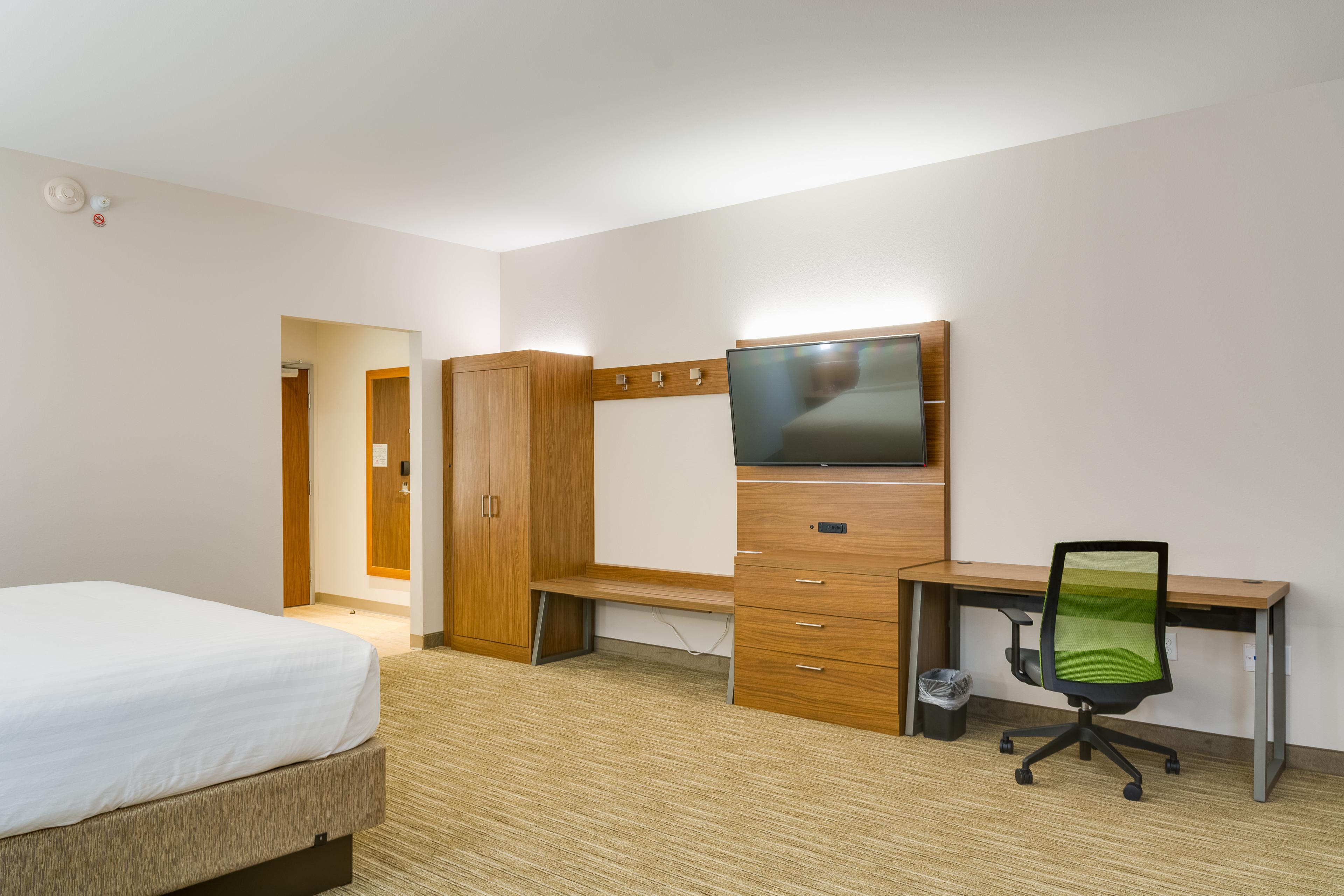 HOLIDAY INN EXP STES RUSSELLVILLE B