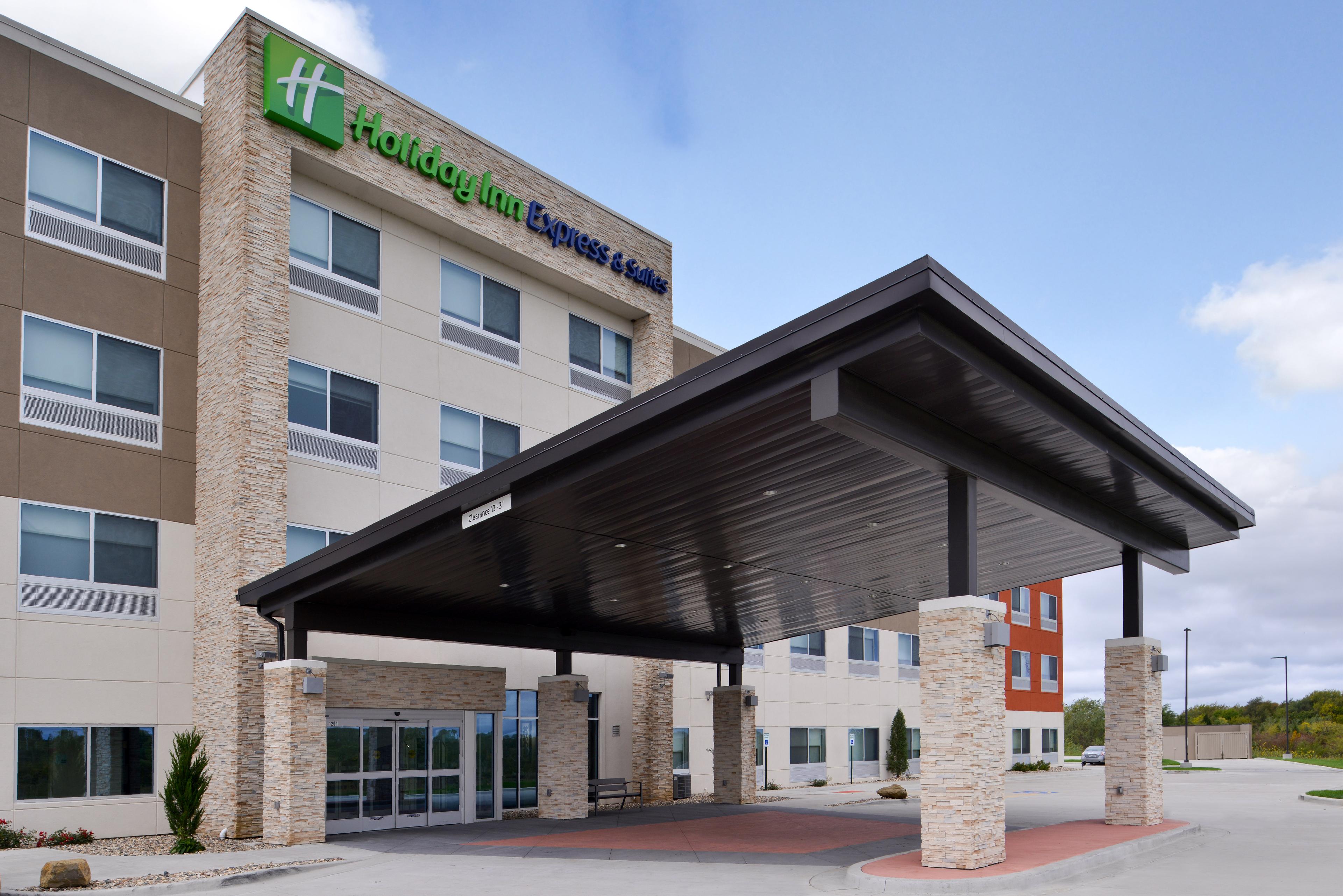 HOLIDAY INN EXP STES LEES SUMMIT BY