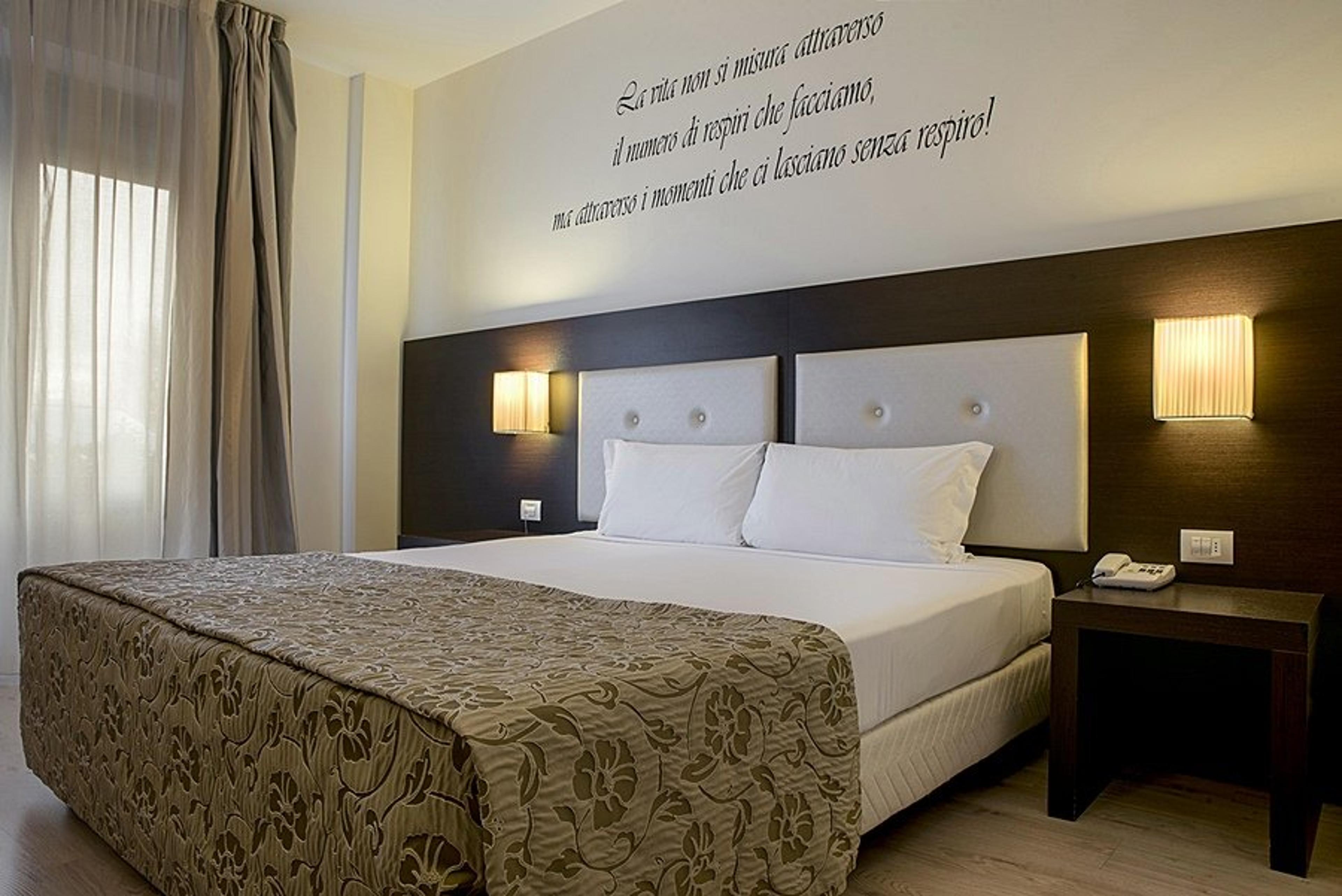 EXECUTIVE HOTEL
