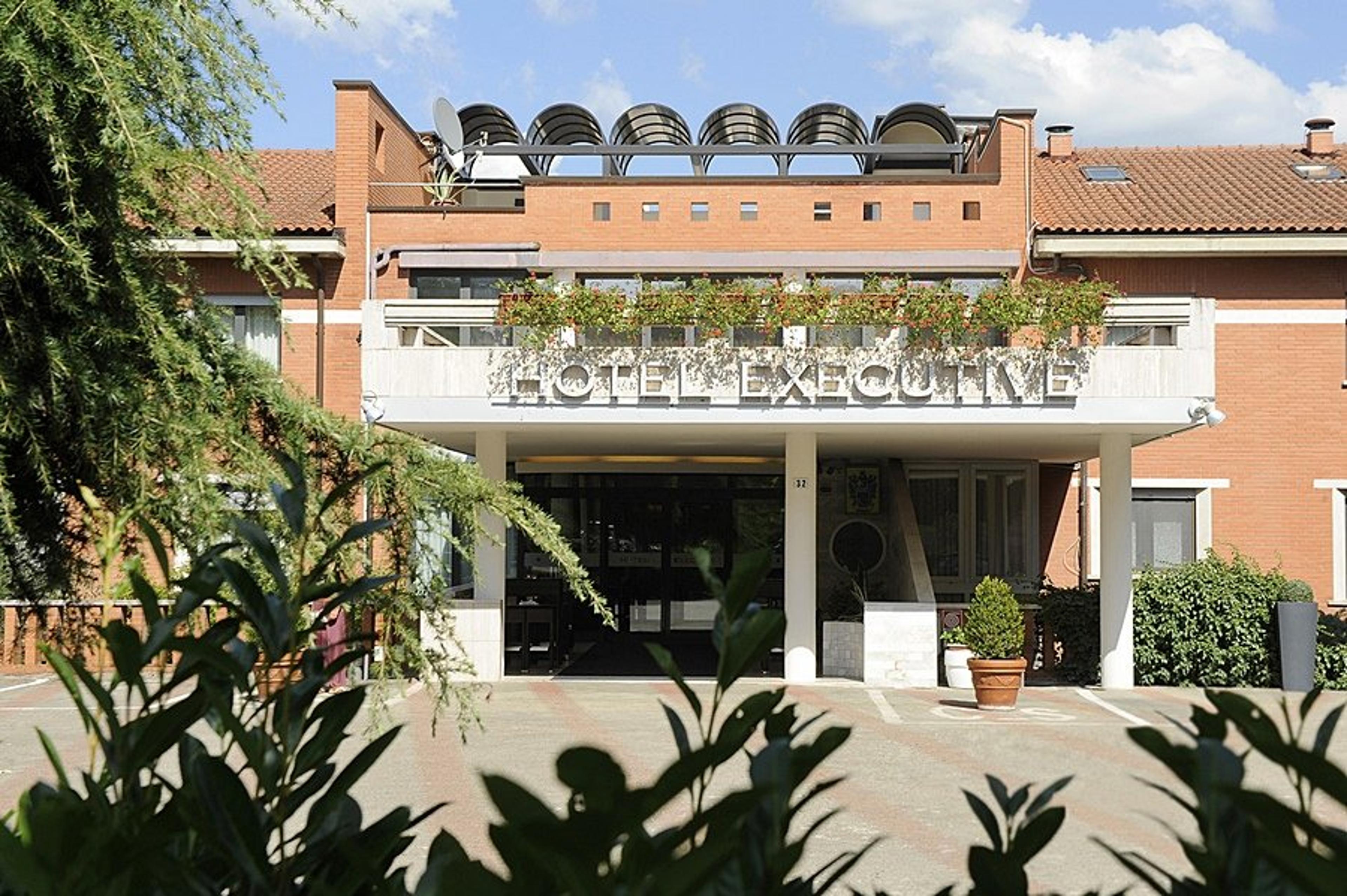 EXECUTIVE HOTEL