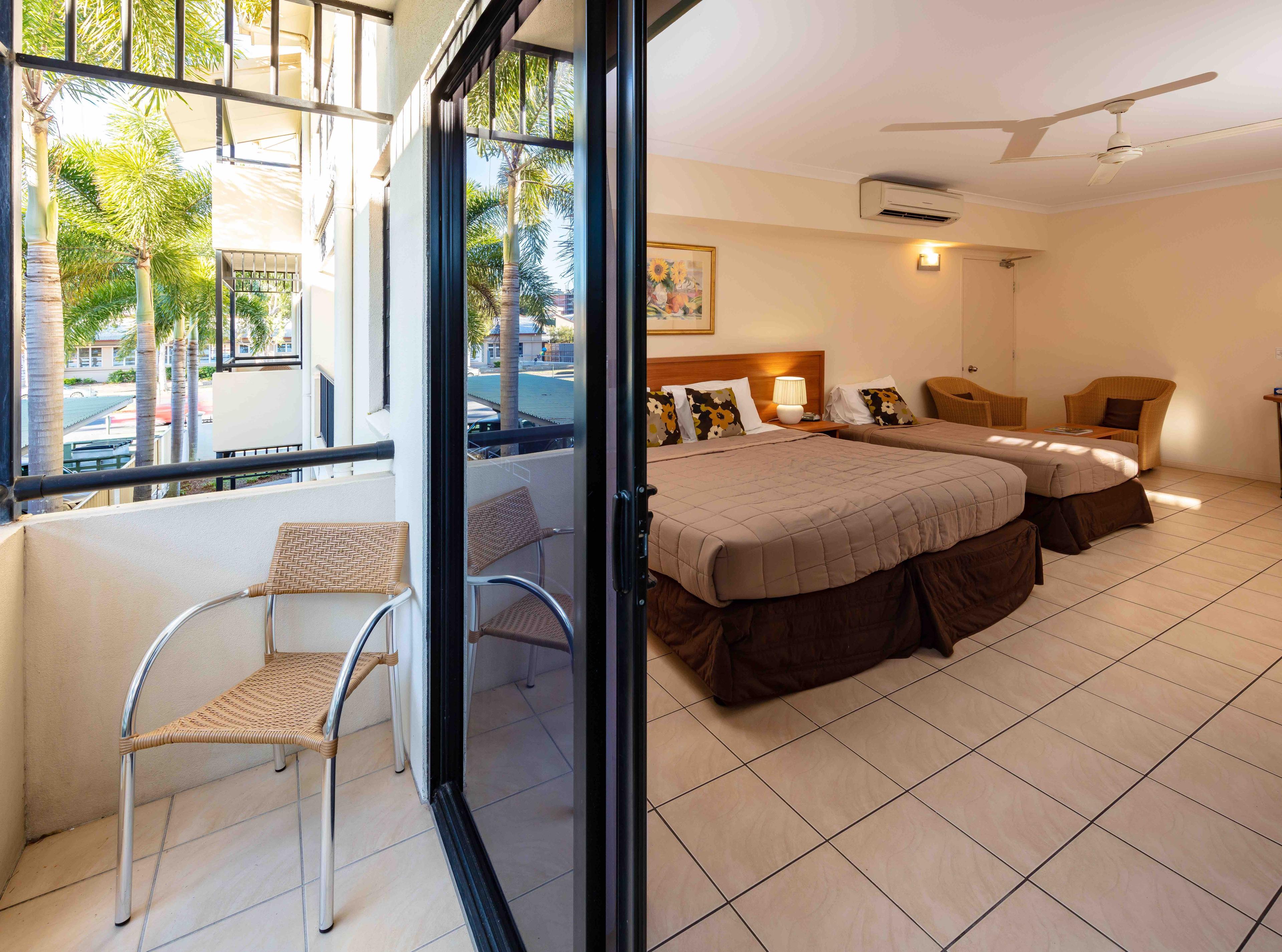 CAIRNS QUEENS COURT HOTEL