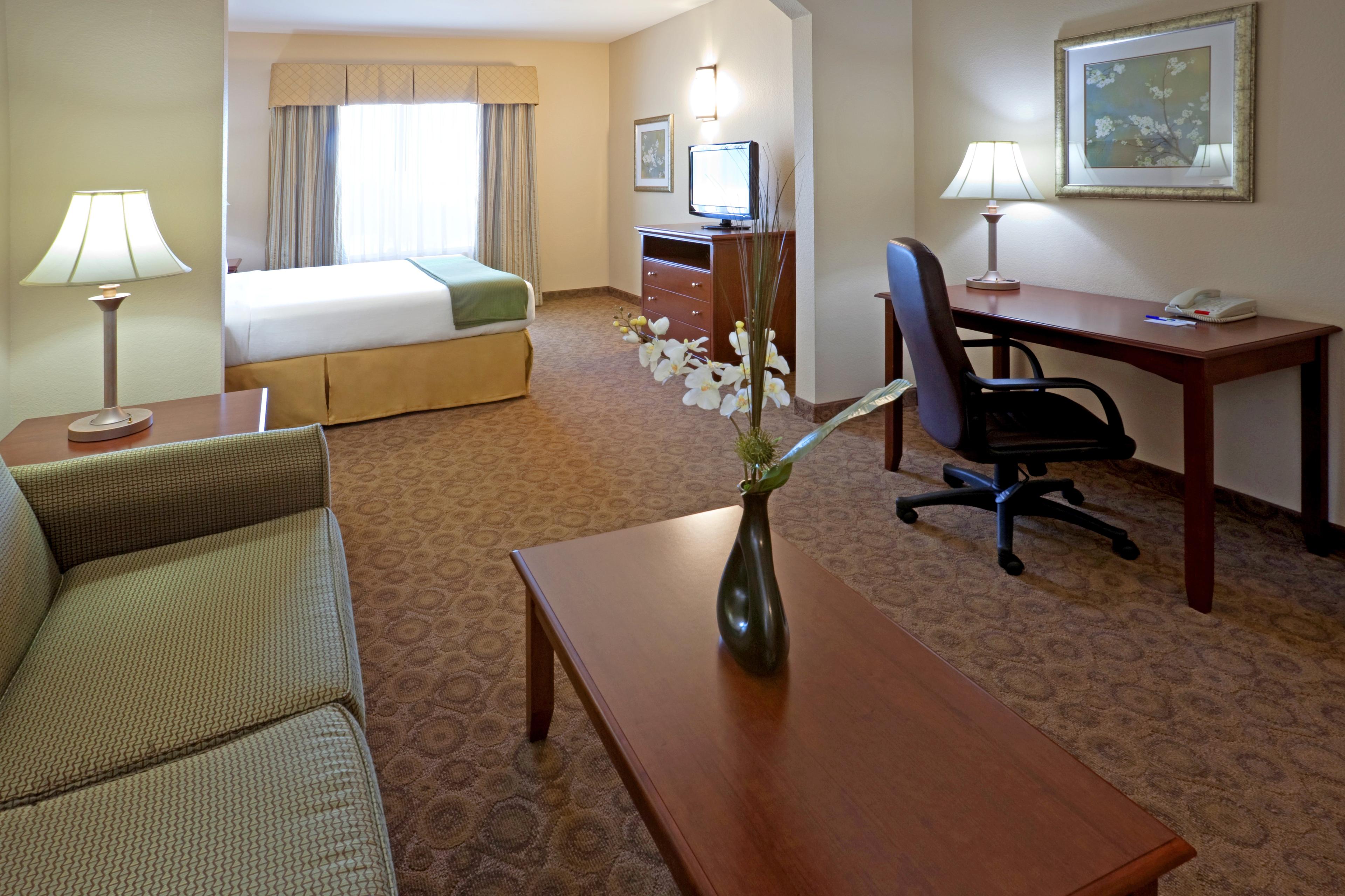 HOLIDAY INN EXP STES CEDAR HIL BY I