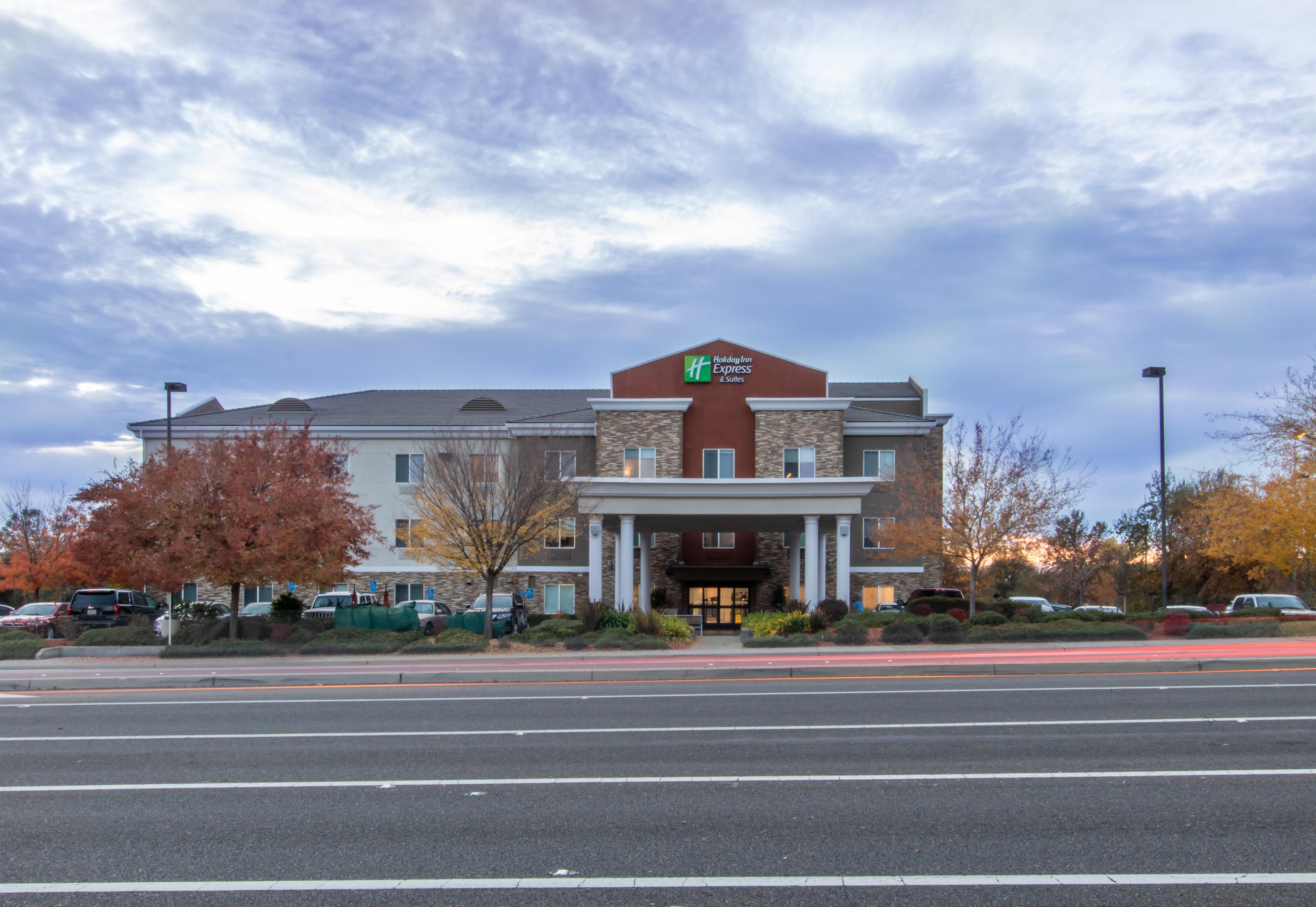 Holiday Inn Express & Suites Roseville - Galleria Area by IHG
