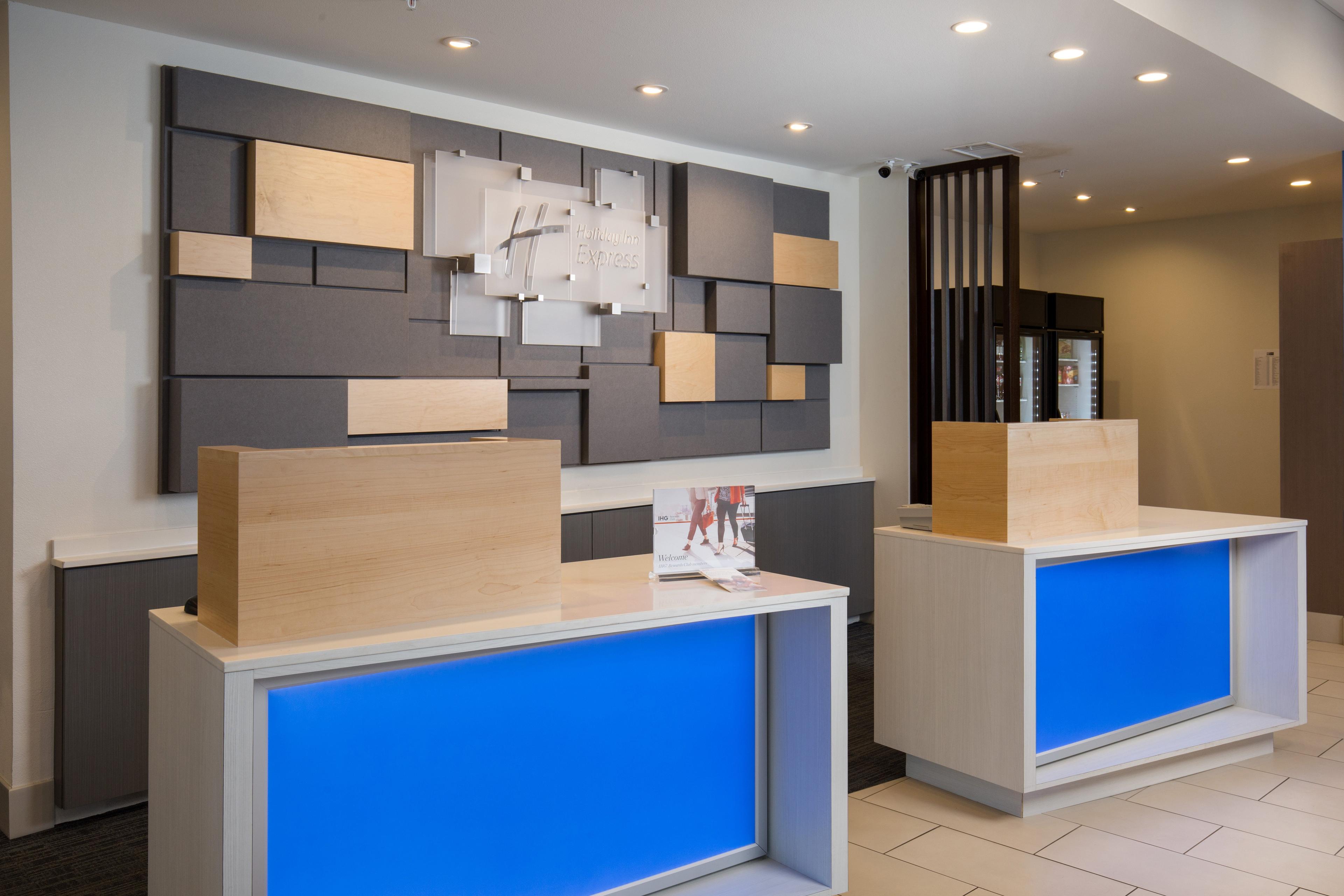 HOLIDAY INN EXP VISALIA