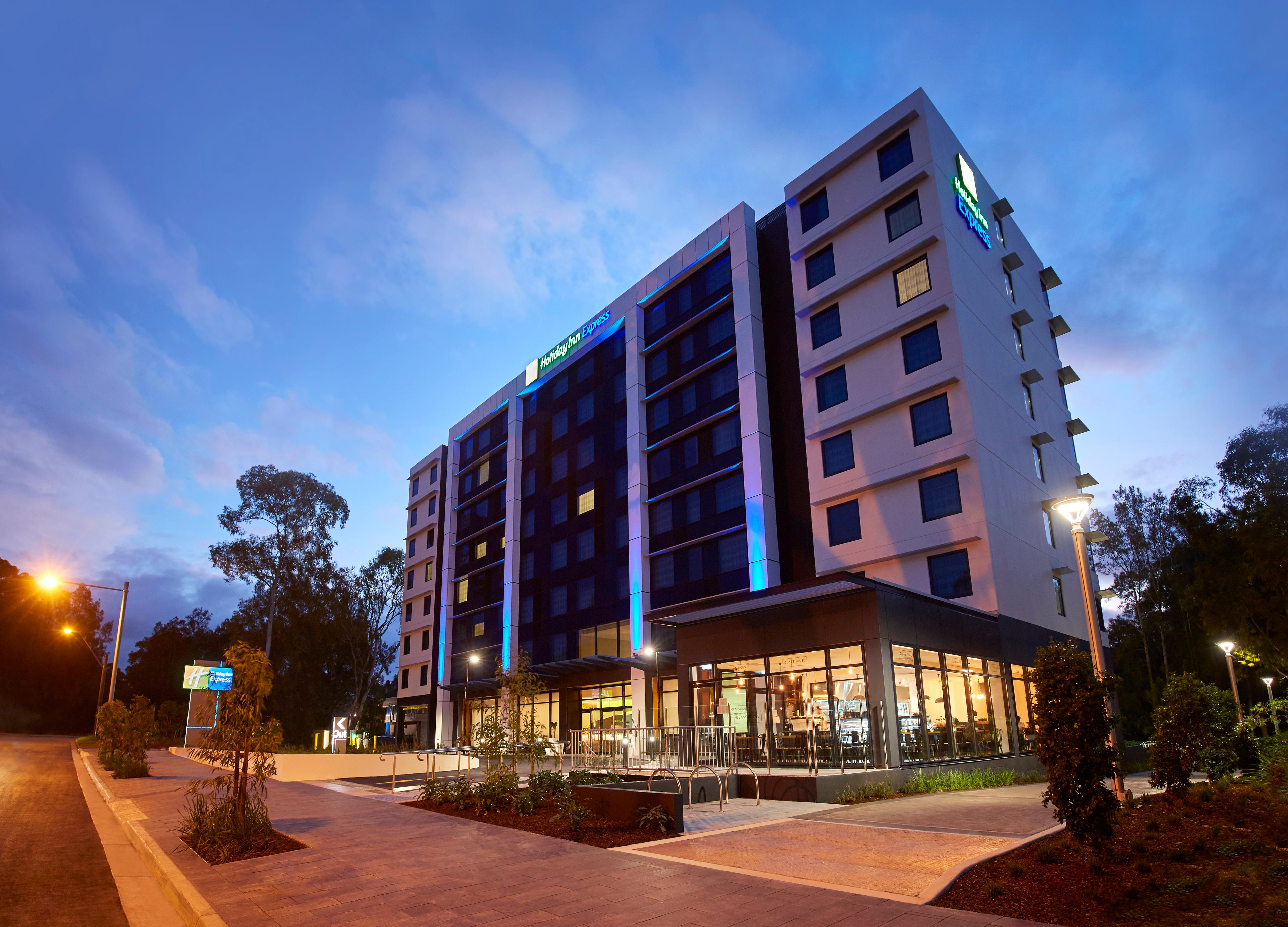 HOLIDAY INN EXP MACQUARIE PARK