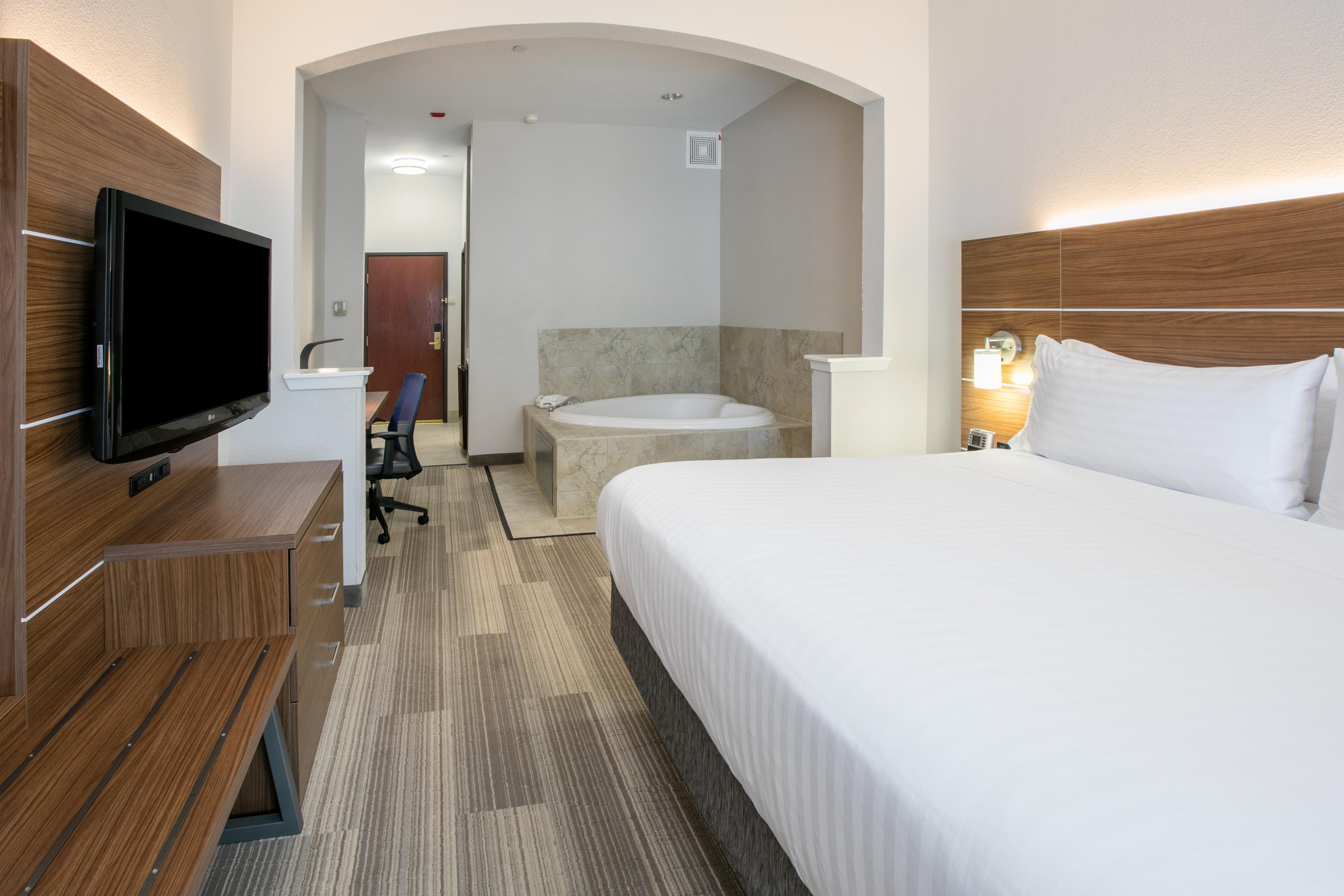 HOLIDAY INN EXP STES GRND PRAI BY I