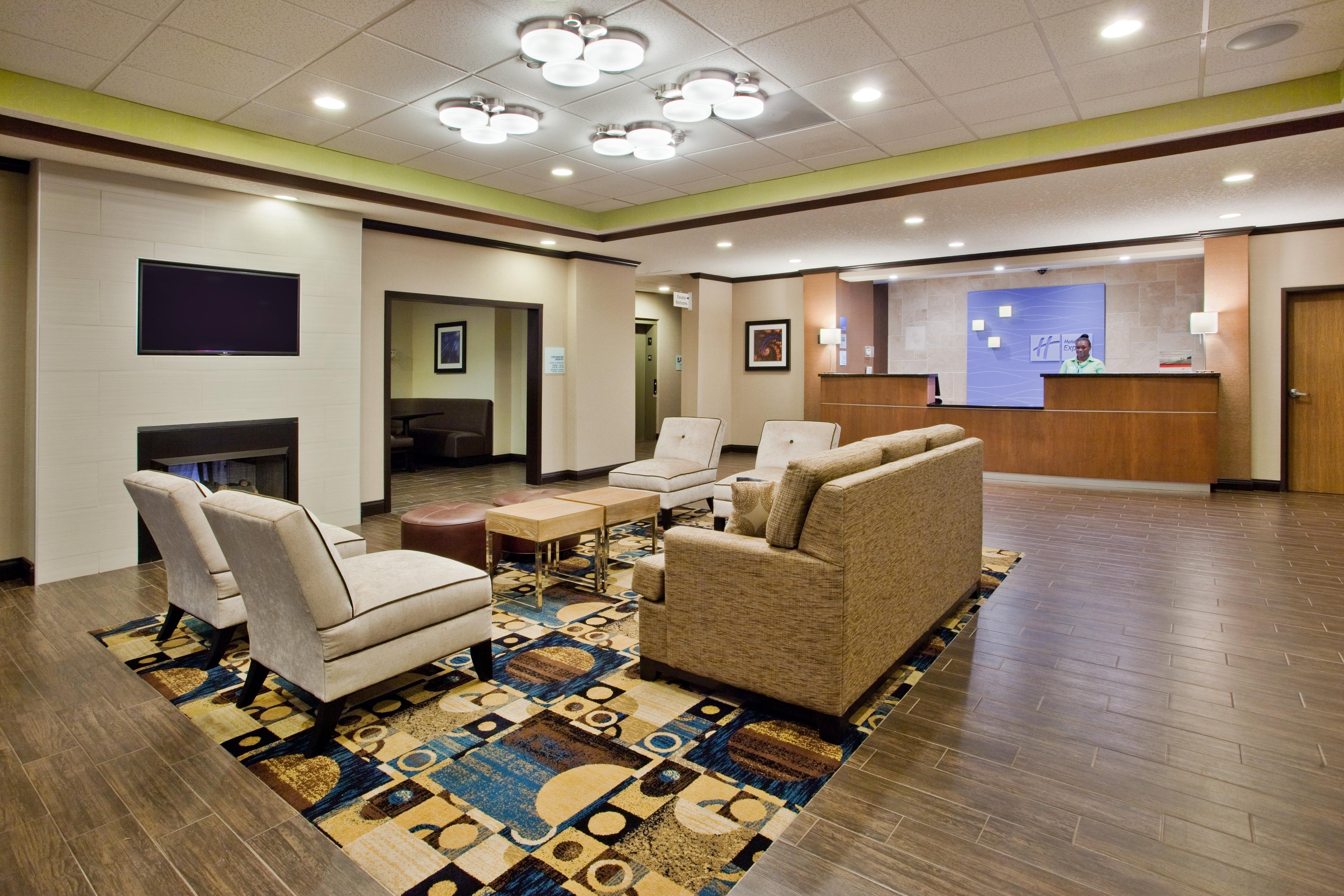HOLIDAY INN EXP STES LAKE LANIE BY
