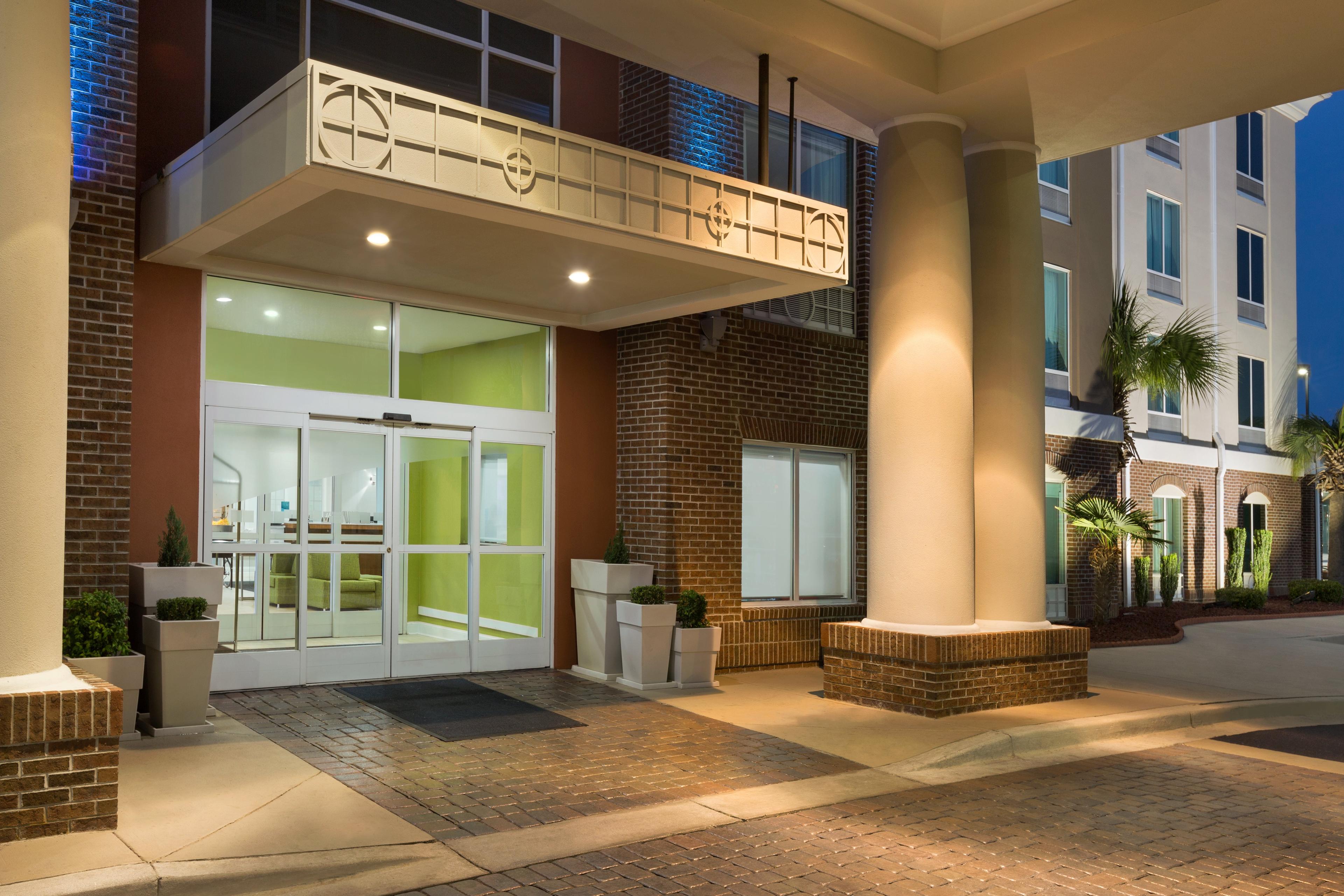 HOLIDAY INN EXPRESS AND SUITES BY I
